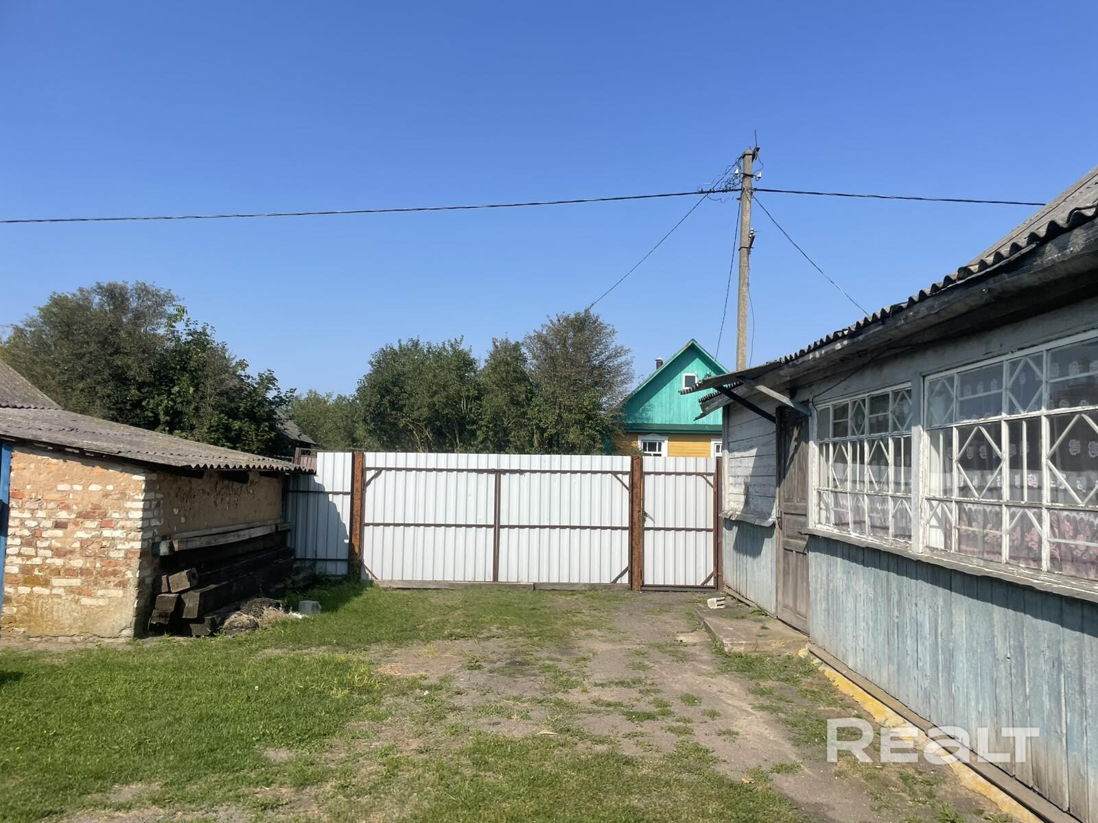 Продается жилой дом в центре агрогородка Дукора (28 км от МКАД). Участок 25 соток широкий, ухоженный, земля обрабатывалась. Ещё дополнительно 30 соток под личное подсобное хозяйство (от них можно отказаться за ненадобностью). На территории участка расположены дом, летняя кухня, беседка (под ней находится погреб), сарай, помещение из кирпича для хранения хоз. инвентаря. - Widok 4