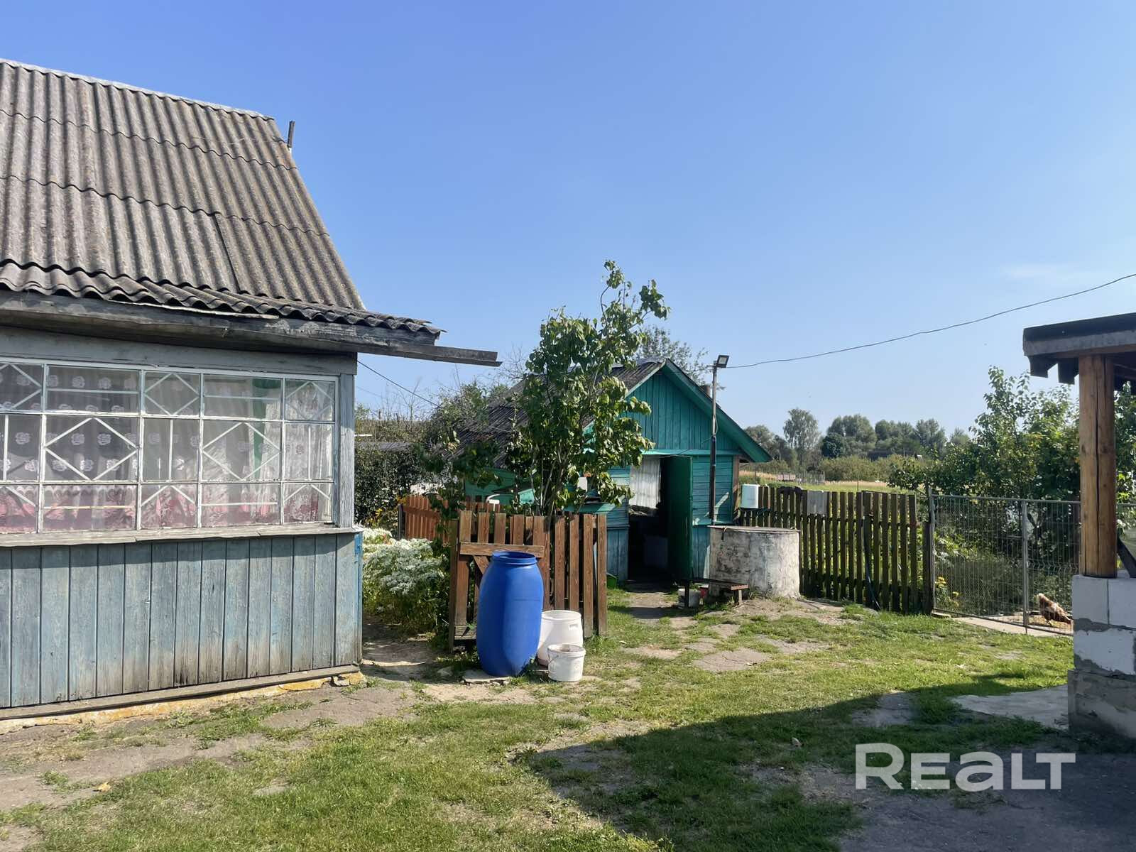 Продается жилой дом в центре агрогородка Дукора (28 км от МКАД). Участок 25 соток широкий, ухоженный, земля обрабатывалась. Ещё дополнительно 30 соток под личное подсобное хозяйство (от них можно отказаться за ненадобностью). На территории участка расположены дом, летняя кухня, беседка (под ней находится погреб), сарай, помещение из кирпича для хранения хоз. инвентаря. - Widok 5