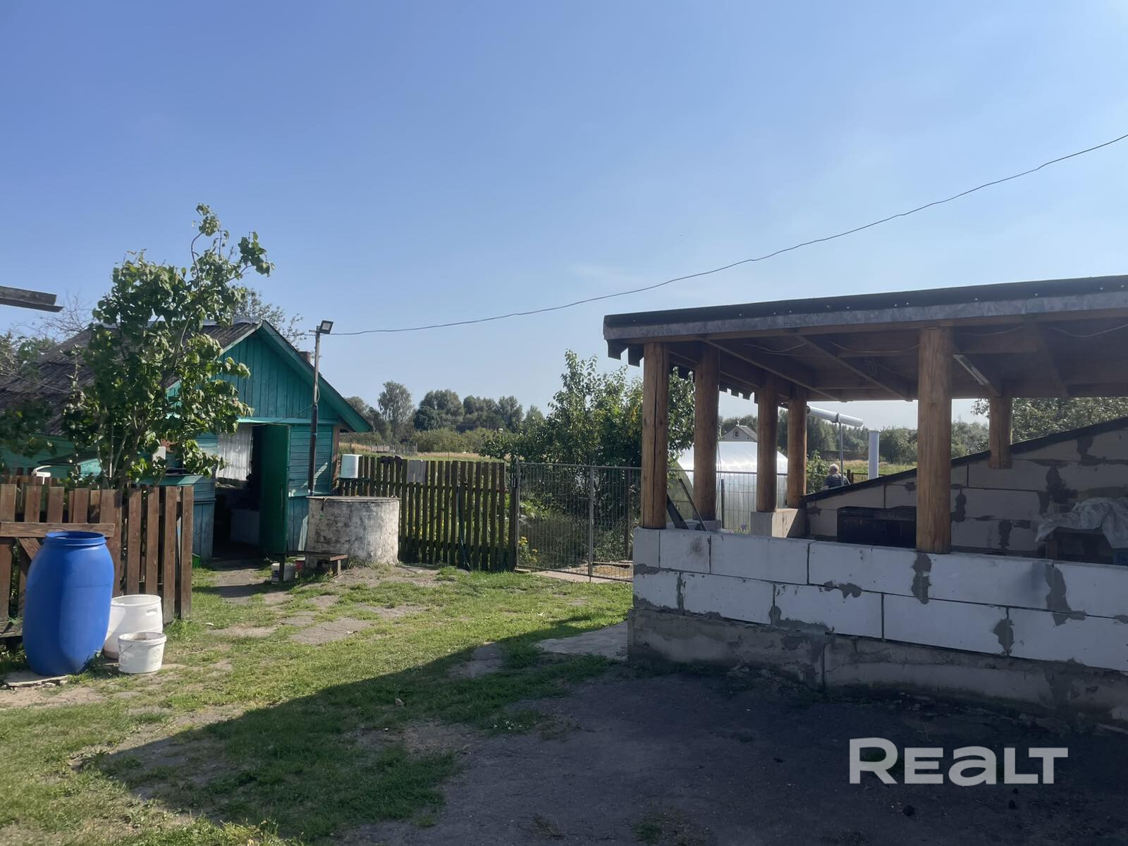 Продается жилой дом в центре агрогородка Дукора (28 км от МКАД). Участок 25 соток широкий, ухоженный, земля обрабатывалась. Ещё дополнительно 30 соток под личное подсобное хозяйство (от них можно отказаться за ненадобностью). На территории участка расположены дом, летняя кухня, беседка (под ней находится погреб), сарай, помещение из кирпича для хранения хоз. инвентаря. - Widok 6