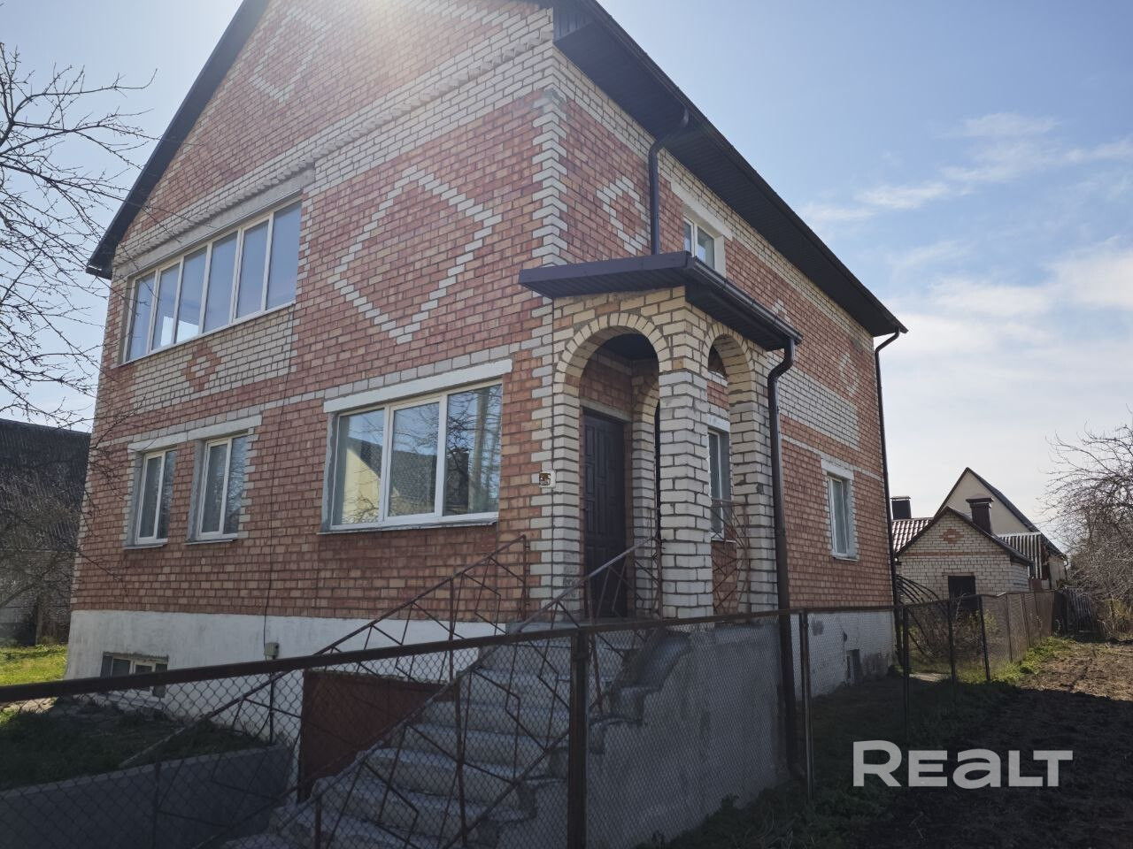 Дом с полноценным цокольным этажом. Площадь по СНБ 249 м². Косметический ремонт. Два гаража. Рядом ж/д ст. "Заречное" - Ansicht 3