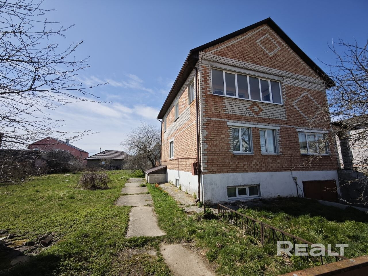 Дом с полноценным цокольным этажом. Площадь по СНБ 249 м². Косметический ремонт. Два гаража. Рядом ж/д ст. "Заречное" - Ansicht 4