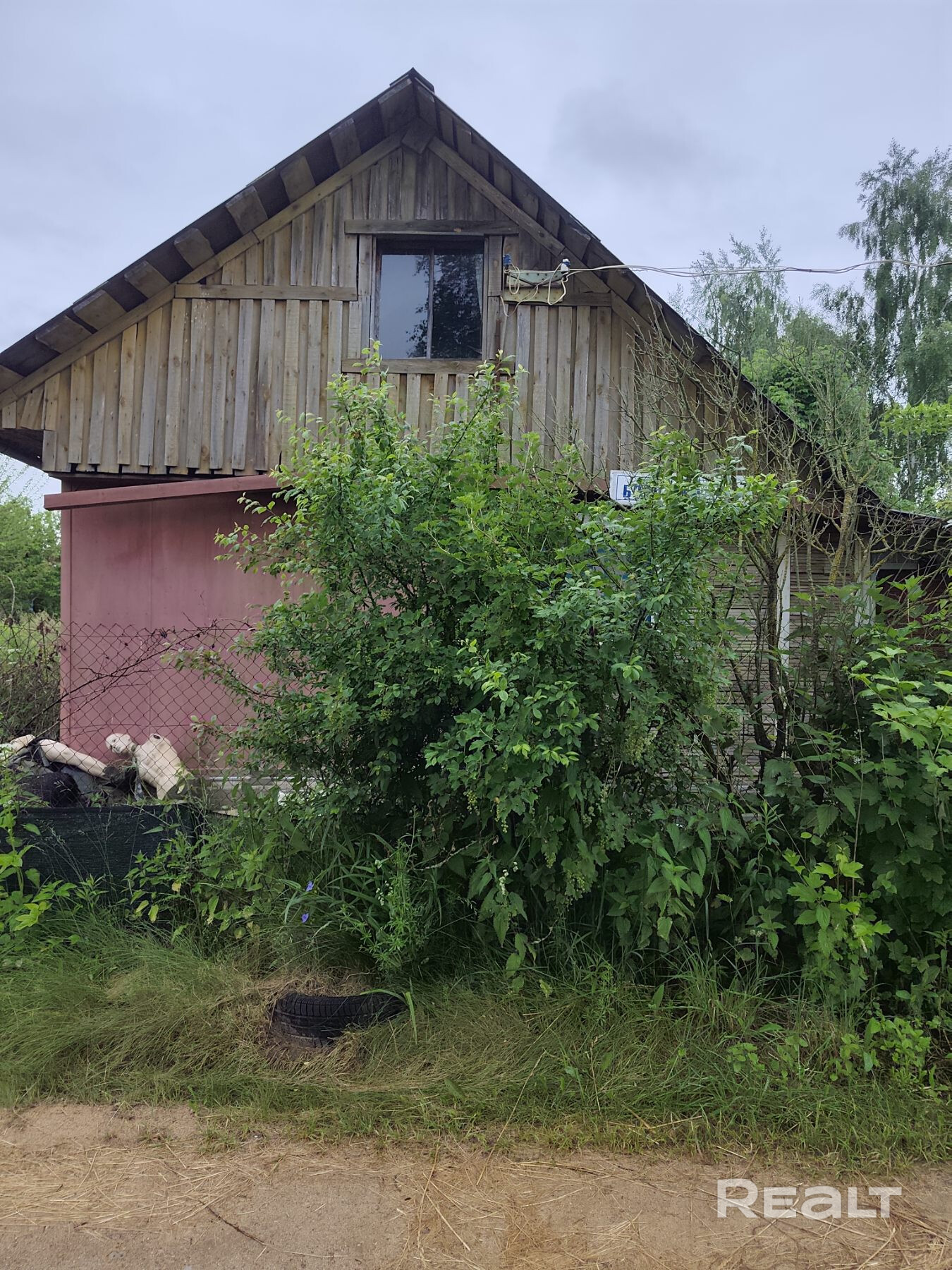 Продается дача 10 соток, ст Ремонтник, рядом электричка, станция красное знамя. Дом 2 этажа, есть печка, на участке есть сарай и баня, своя скважина. В посёлке рядом магазины, Вайлдберриз и тд... Сосед только с одной стороны, тишина и спокойствие. – pohled 3