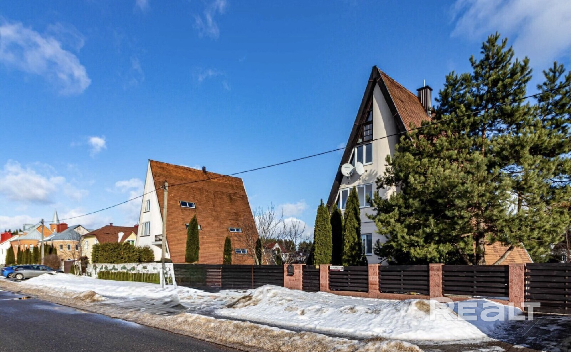 Продам уникальный и укомплектованный дом в престижном месте - всего в 1 км от Минска и в окружении живописного леса! Рядом есть все необходимое: магазины, школа, сад, медицинские учреждения. Идеальный дом как для жизни, так и для бизнеса (для сдачи в аренду). Все что на фото, мы оставляем… Вы получаете полностью укомплектованный дом, со всем оборудованием. Не требует вложений. Заехать можно сразу, оперативно съедем. В помощи посредников не нуждаюсь. Подробнее напишу в лс или по телефону. - Widok 3
