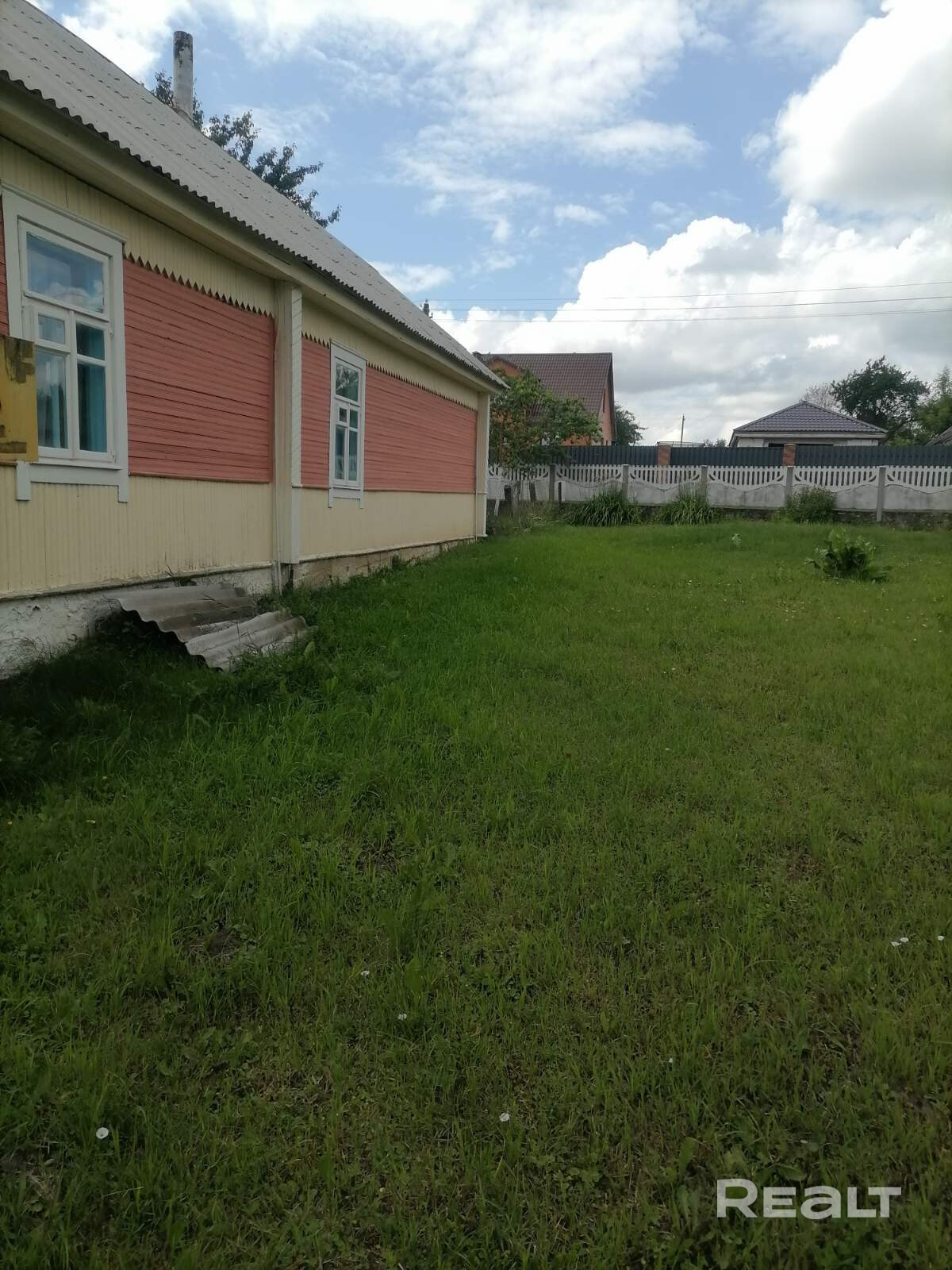 Продается дом в 2 километрах от Молодечно. В саду - яблони, груша, крыжовник, черная и красная смородина, малина. В 10-15 минутах пешком автобусная остановка, магазин, остановка ж/д транспорта. От границы участка в 50 метрах - Носиловское водохранилище (подходит любителям рыбной ловли). Возможен торг. - Widok 3