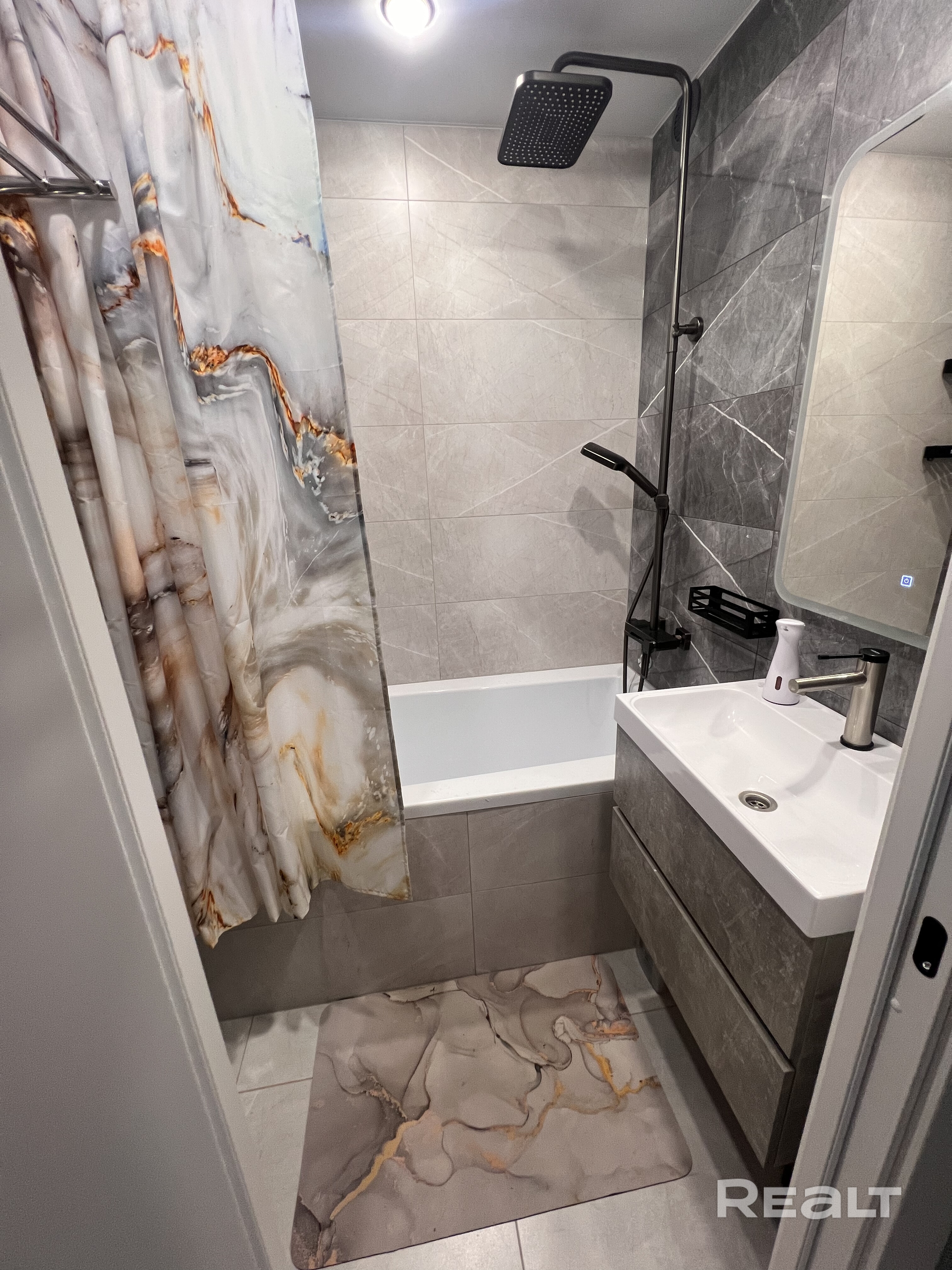 Агентства не беспокоить !!! Продаётся 3 к квартира 62м² · 2 этаж, крайний подъезд · Окна выходят на парк · Отдельная парковка возле подъезда тамбур на 2 квартиры, металлическая дверь, плитка, декоративная отделка. Рядом: · 2 школы и детский сад рядом · Отличное транспортное сообщение до любой точки города. · Планировка: 3 комнаты, одна комната проходная. Санузел раздельный. Два балкона · Свежий ремонт · Полностью заменена электропроводка, сантехника ВСЯ ВСТРОЕННАЯ МЕБЕЛЬ ОСТАЕТСЯ - Widok 5