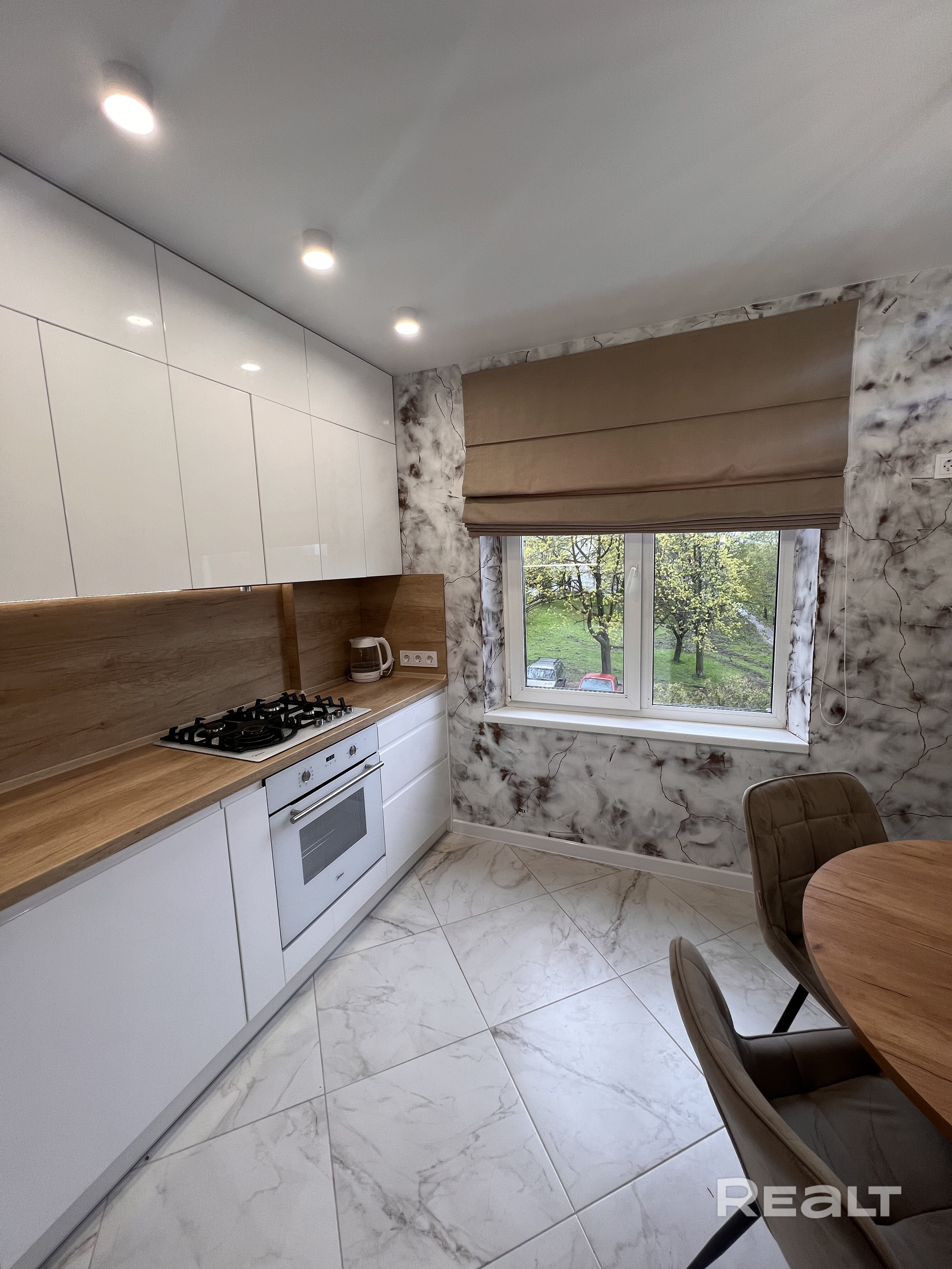 Агентства не беспокоить !!! Продаётся 3 к квартира 62м² · 2 этаж, крайний подъезд · Окна выходят на парк · Отдельная парковка возле подъезда тамбур на 2 квартиры, металлическая дверь, плитка, декоративная отделка. Рядом: · 2 школы и детский сад рядом · Отличное транспортное сообщение до любой точки города. · Планировка: 3 комнаты, одна комната проходная. Санузел раздельный. Два балкона · Свежий ремонт · Полностью заменена электропроводка, сантехника ВСЯ ВСТРОЕННАЯ МЕБЕЛЬ ОСТАЕТСЯ - Więcej