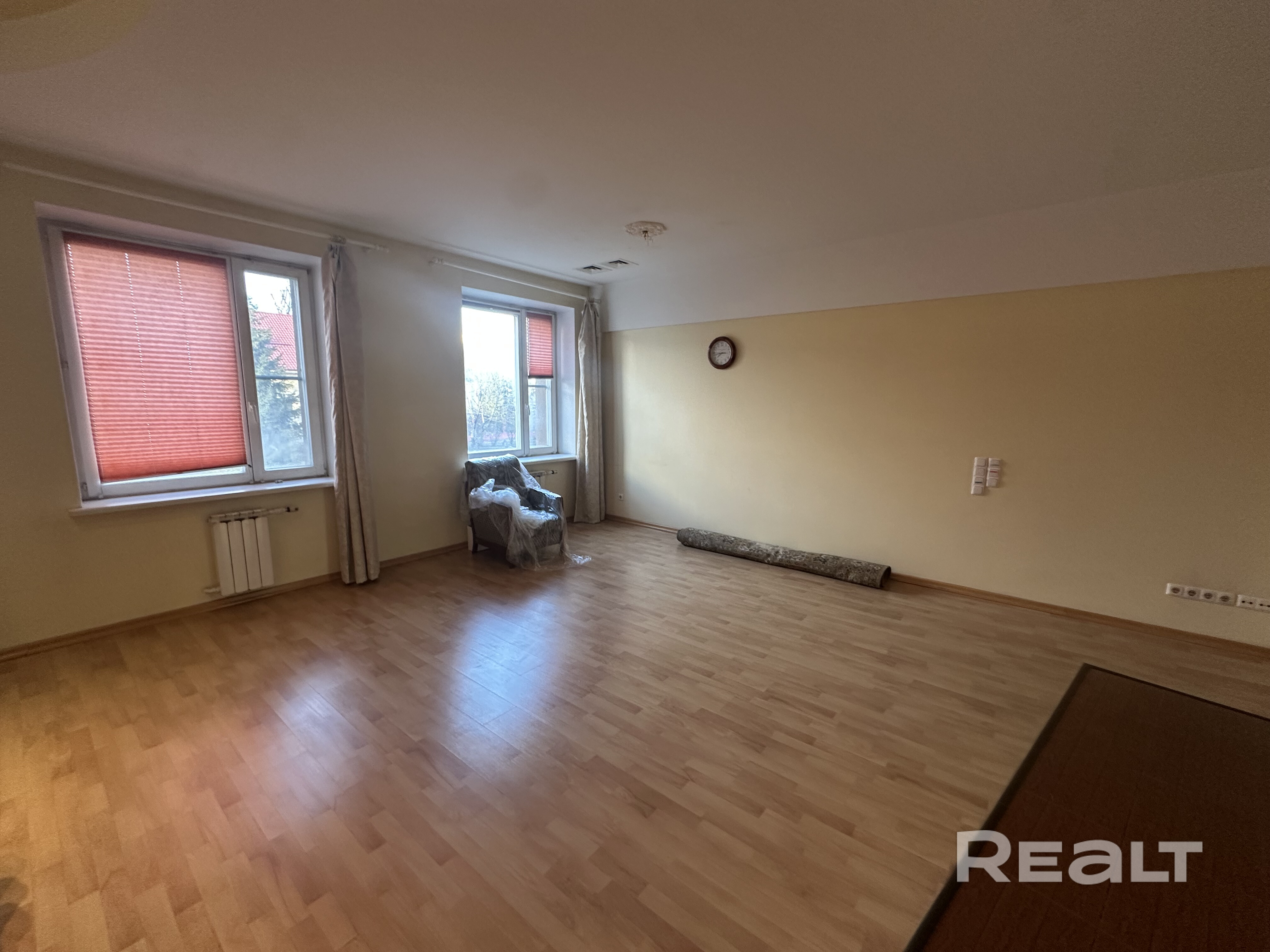 Продается квартира 130 кв.м. с парковочным местом в паркинге. 2 этаж, закрытая территория, двор. Тихая улица в центре, рядом парк и магазины. -распашонка, нет окна в окна; -потолки 3.50 м.; -Приточно-вытяжная по всей квартире; -шумоизоляция отличная, кирпичный дом (не как новостройки); -просторная и светлая; -паркинг в подарок; В квартируу можно заезжать и жить. 2 квартиры на этаже, произведен капитальный ремонт входной группы ПИШИТЕ СООБЩЕНИЯ, не часто бываю в РБ - Ansicht 3