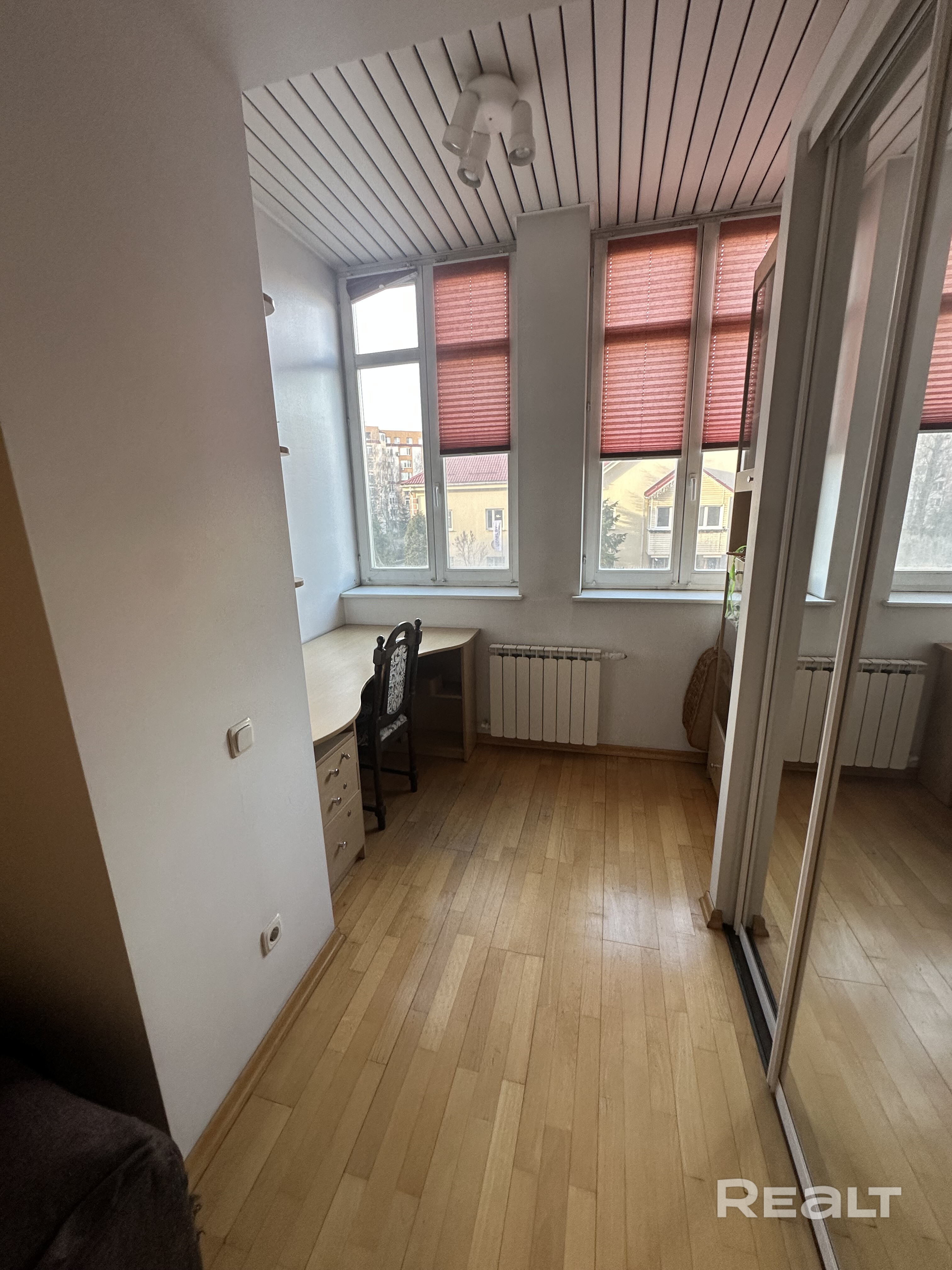 Продается квартира 130 кв.м. с парковочным местом в паркинге. 2 этаж, закрытая территория, двор. Тихая улица в центре, рядом парк и магазины. -распашонка, нет окна в окна; -потолки 3.50 м.; -Приточно-вытяжная по всей квартире; -шумоизоляция отличная, кирпичный дом (не как новостройки); -просторная и светлая; -паркинг в подарок; В квартируу можно заезжать и жить. 2 квартиры на этаже, произведен капитальный ремонт входной группы ПИШИТЕ СООБЩЕНИЯ, не часто бываю в РБ - Ansicht 5