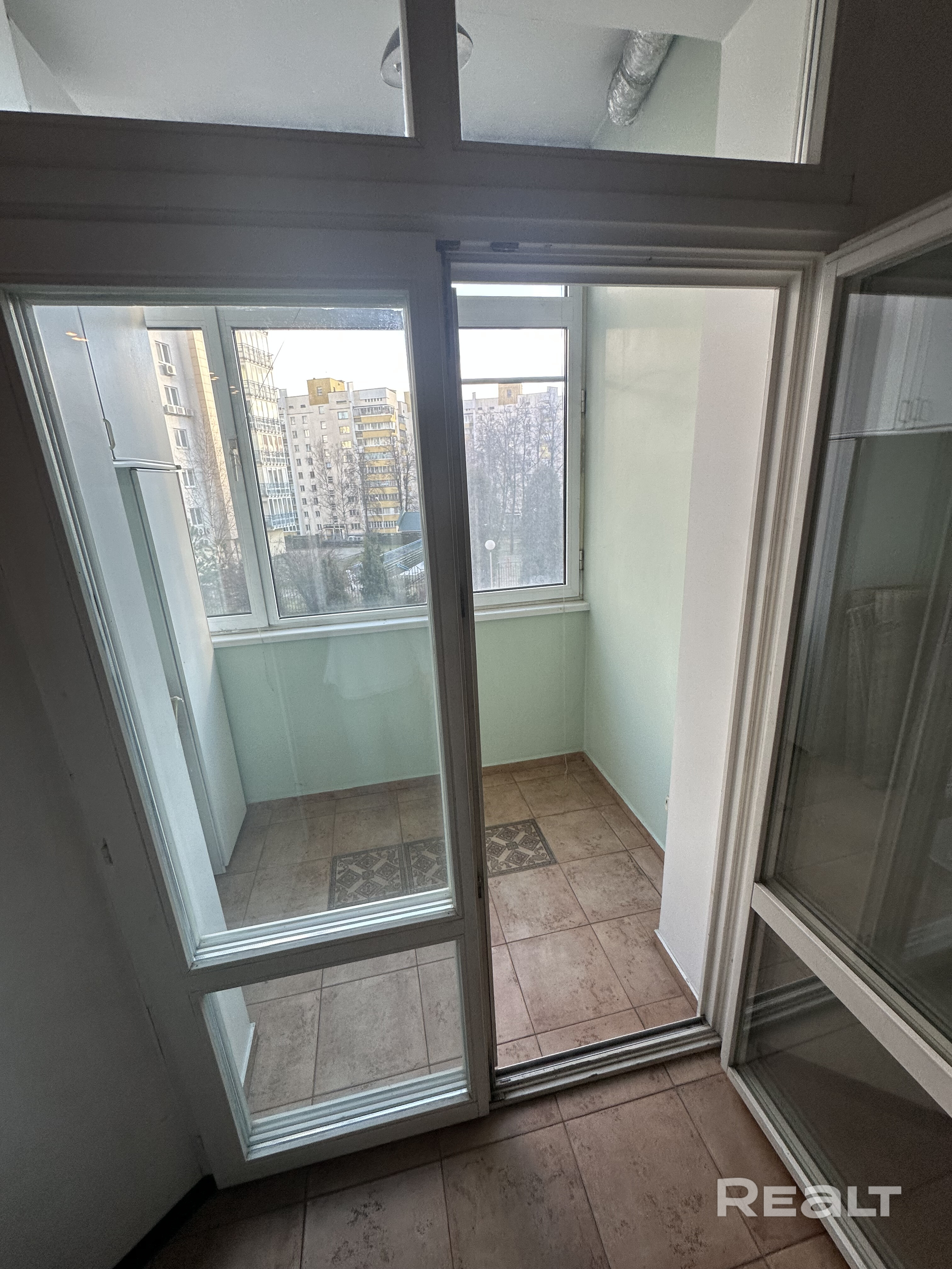 Продается квартира 130 кв.м. с парковочным местом в паркинге. 2 этаж, закрытая территория, двор. Тихая улица в центре, рядом парк и магазины. -распашонка, нет окна в окна; -потолки 3.50 м.; -Приточно-вытяжная по всей квартире; -шумоизоляция отличная, кирпичный дом (не как новостройки); -просторная и светлая; -паркинг в подарок; В квартируу можно заезжать и жить. 2 квартиры на этаже, произведен капитальный ремонт входной группы ПИШИТЕ СООБЩЕНИЯ, не часто бываю в РБ - Mehr