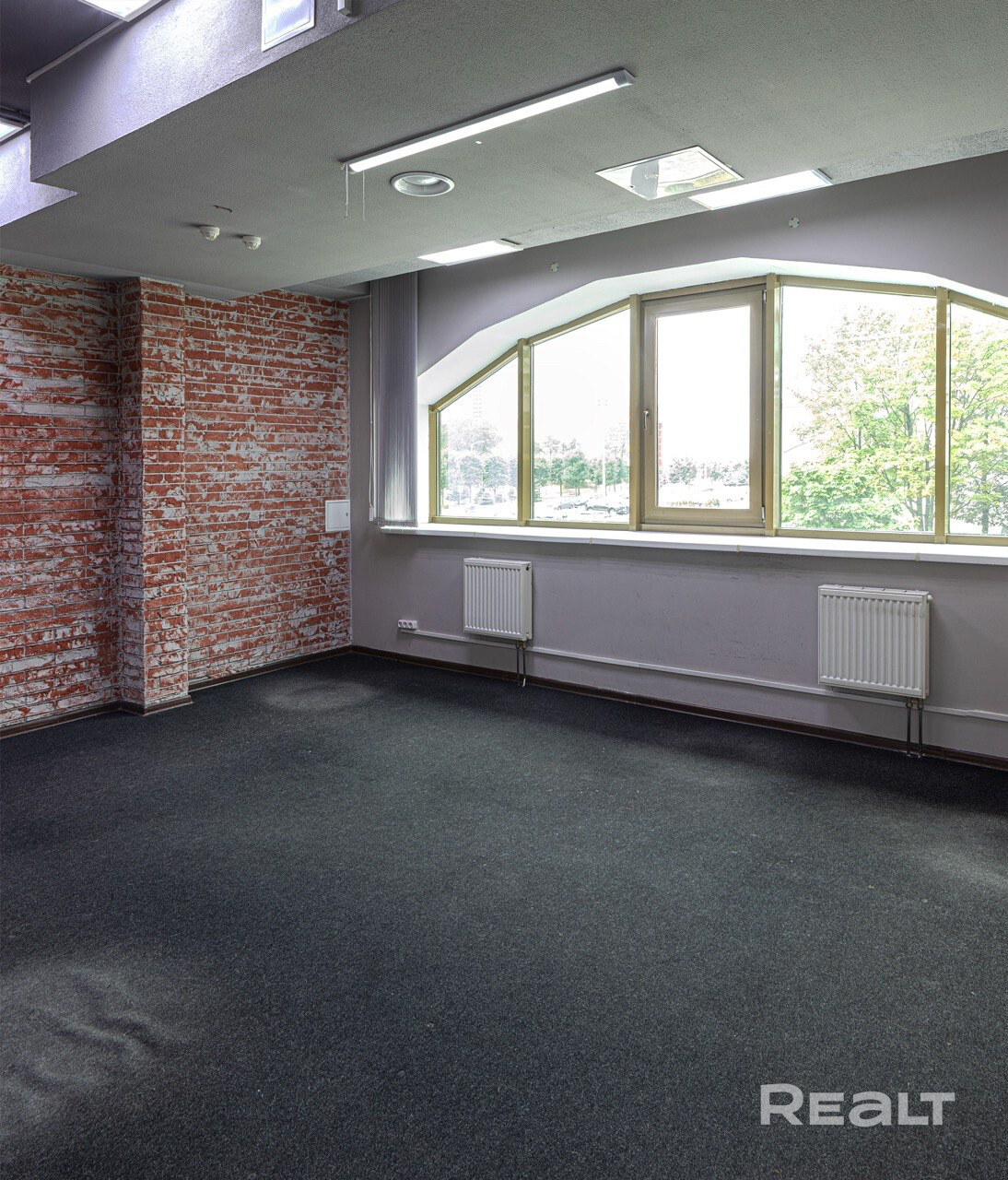 Сдается офис класса А (288,2 м²) в БЦ на пр. Дзержинского. Аренда от собственника, без комиссий. Подходит под любой бизнес: штаб-квартира, юрфирма, шоурум, образовательный центр, представительство. Свободная планировка, потолки 3 м, панорамное остекление. Полная готовность к работе: кондиционеры, интернет, охрана, санузел, вода. Ставка 25 руб./м² (с НДС). Локация: 3 мин. до м. Петровщина, прямой выезд на МКАД. Рядом фитнес, ТЦ, кафе, банки. Закрытая парковка, круглосуточная охрана, юрадрес. - Altro