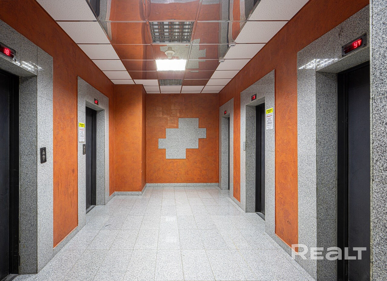 Сдается офис класса А (288,2 м²) в БЦ на пр. Дзержинского. Аренда от собственника, без комиссий. Подходит под любой бизнес: штаб-квартира, юрфирма, шоурум, образовательный центр, представительство. Свободная планировка, потолки 3 м, панорамное остекление. Полная готовность к работе: кондиционеры, интернет, охрана, санузел, вода. Ставка 25 руб./м² (с НДС). Локация: 3 мин. до м. Петровщина, прямой выезд на МКАД. Рядом фитнес, ТЦ, кафе, банки. Закрытая парковка, круглосуточная охрана, юрадрес. - Vista 4