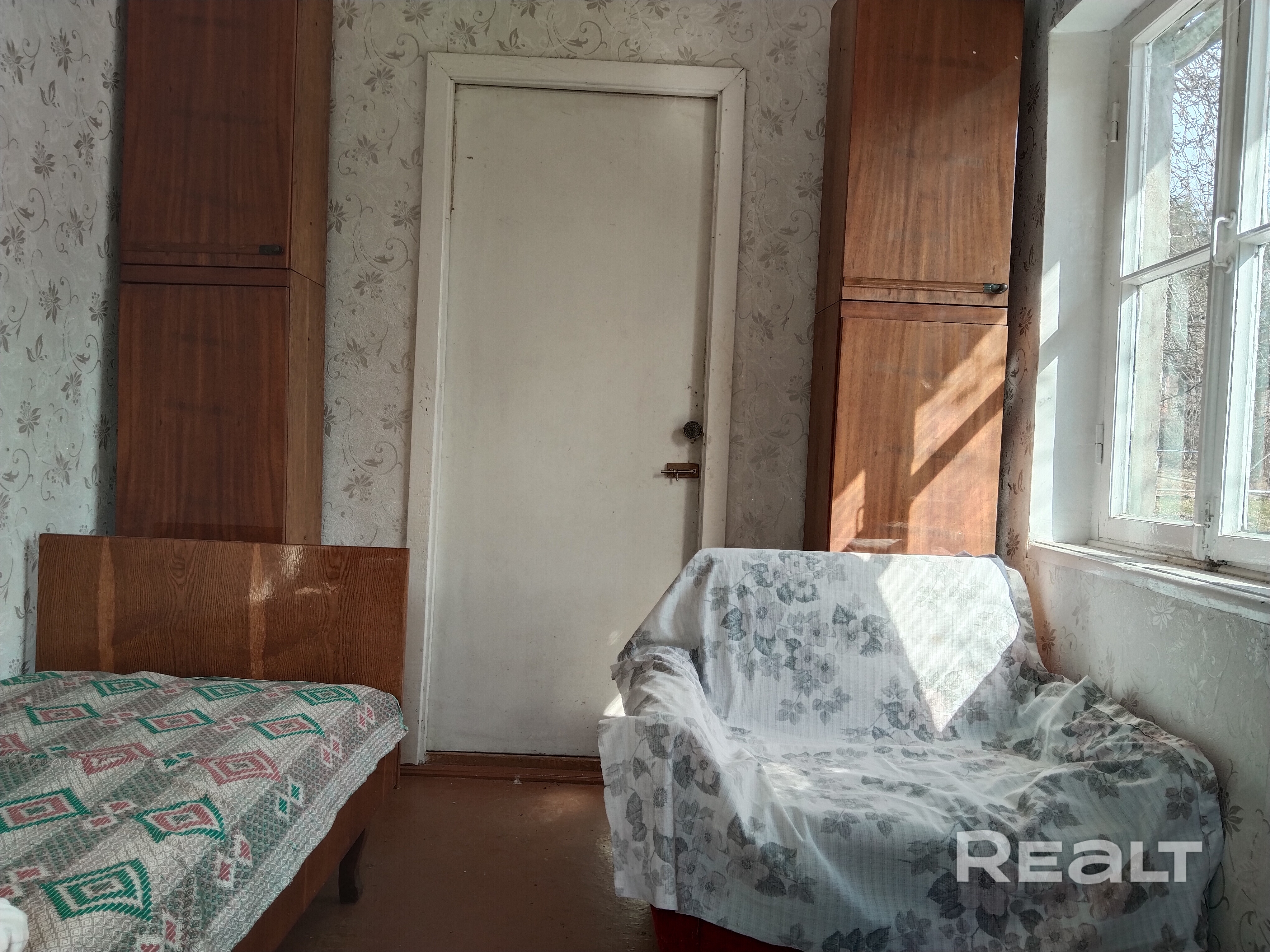 Дача, 51.3м.кв., 3 комнаты, веранда, кирпич, печь, электроэнергия, сез. вода на участке, 30 км от МКАД, Гродненское, Молодечненское направление, 30мин. от станции электрички Радошковичи. Место тихое, экологически чистое, живописное. Вокруг, лес с грибами, ягодами, лекарственными растениями. На территории 2 водоема, площадка для спорта. Участок 5 соток, ровный, сад с плодовыми деревьями и кустарниками. Отличное место для отдыха, можно сделать ремонт и использовать под постоянное жилье. - Ansicht 5