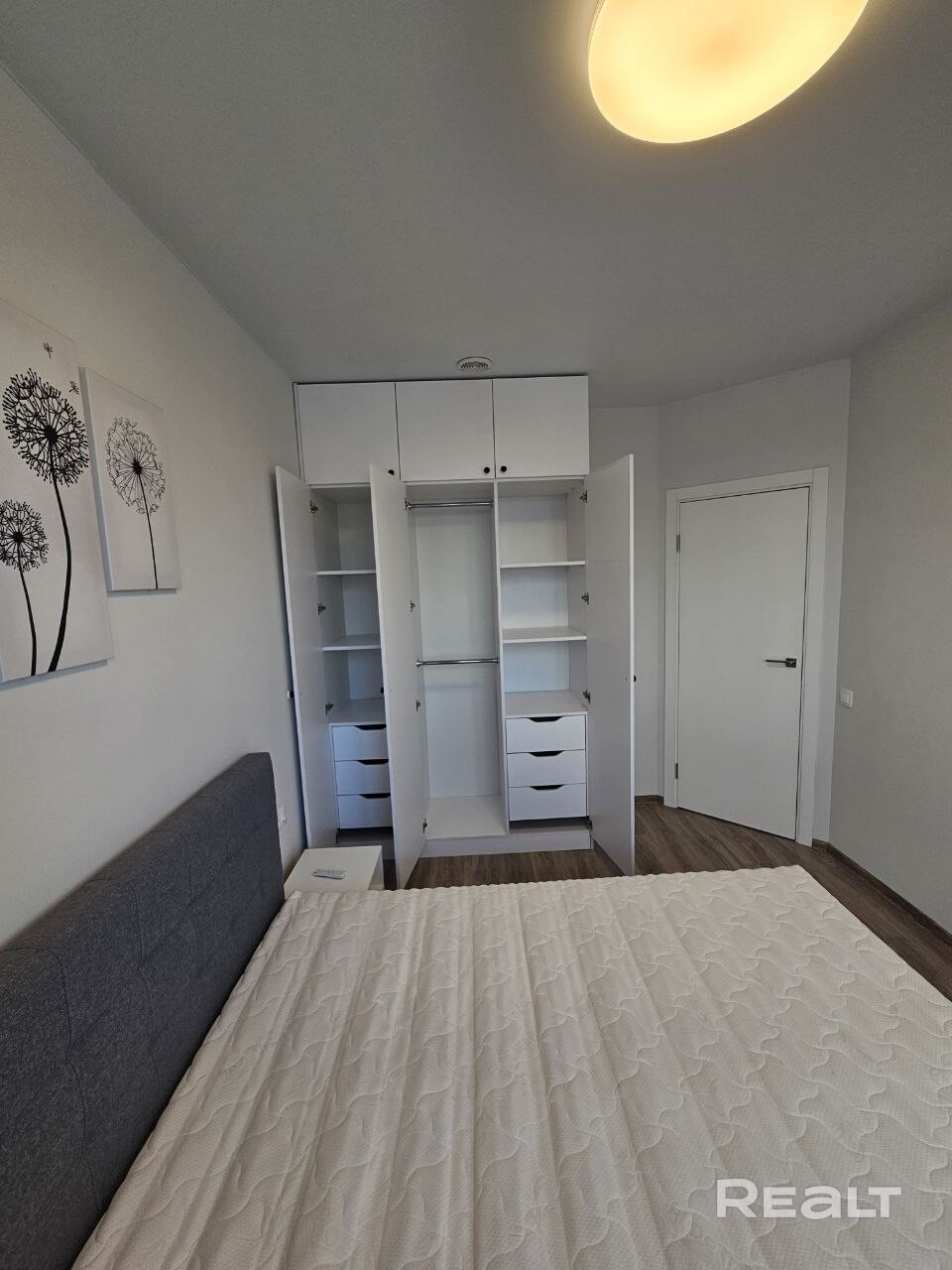 Сдаётся двухкомнатная квартира 46.8 м² в "Минск-Мир" дом Стамбул (ул. Аэродромная 18). Планировка: изолированная спальня, большая кухня-гостиная, оборудованная гардеробная, постирочная, совмещенный санузел. Есть вся техника: посудомоечная, стиральная машины, холодильник, духовой шкаф, микроволновка, телевизор, кондиционер, бойлер. +/- 10 минут до метро "Аэродромная". Условия: долгосрочно, официальный договор. Без животных, НЕ студентам. Оплата: месяц + залог. Фото полностью соответствуют - Więcej