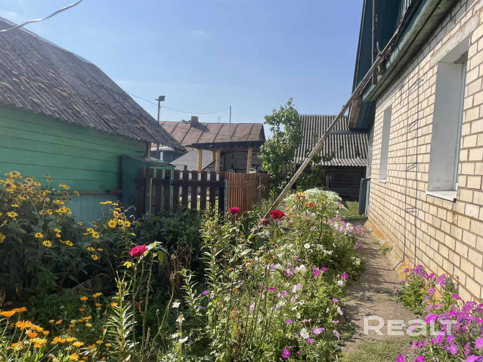 Продается жилой дом в центре агрогородка Дукора (28 км от МКАД). Участок 25 соток широкий, ухоженный, земля обрабатывалась. Ещё дополнительно 30 соток под личное подсобное хозяйство (от них можно отказаться за ненадобностью). На территории участка расположены дом, летняя кухня, беседка (под ней находится погреб), сарай, помещение из кирпича для хранения хоз. инвентаря. - Więcej