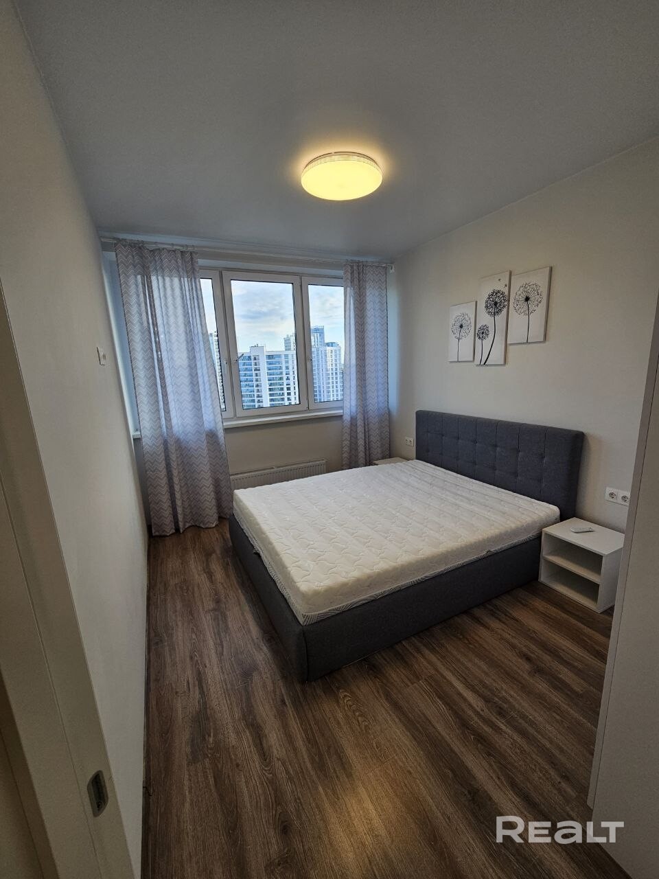 Сдаётся двухкомнатная квартира 46.8 м² в "Минск-Мир" дом Стамбул (ул. Аэродромная 18). Планировка: изолированная спальня, большая кухня-гостиная, оборудованная гардеробная, постирочная, совмещенный санузел. Есть вся техника: посудомоечная, стиральная машины, холодильник, духовой шкаф, микроволновка, телевизор, кондиционер, бойлер. +/- 10 минут до метро "Аэродромная". Условия: долгосрочно, официальный договор. Без животных, НЕ студентам. Оплата: месяц + залог. Фото полностью соответствуют - Widok 6