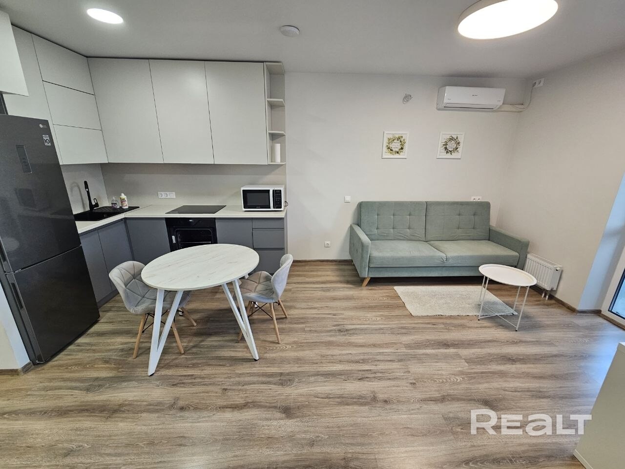 Сдаётся двухкомнатная квартира 46.8 м² в "Минск-Мир" дом Стамбул (ул. Аэродромная 18). Планировка: изолированная спальня, большая кухня-гостиная, оборудованная гардеробная, постирочная, совмещенный санузел. Есть вся техника: посудомоечная, стиральная машины, холодильник, духовой шкаф, микроволновка, телевизор, кондиционер, бойлер. +/- 10 минут до метро "Аэродромная". Условия: долгосрочно, официальный договор. Без животных, НЕ студентам. Оплата: месяц + залог. Фото полностью соответствуют - Widok 4