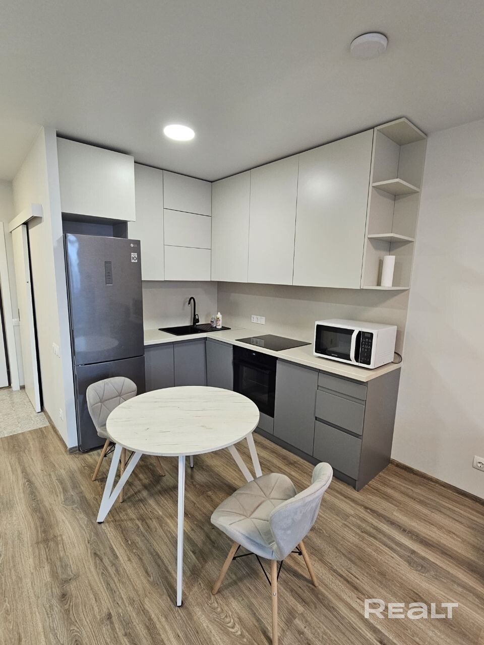 Сдаётся двухкомнатная квартира 46.8 м² в "Минск-Мир" дом Стамбул (ул. Аэродромная 18). Планировка: изолированная спальня, большая кухня-гостиная, оборудованная гардеробная, постирочная, совмещенный санузел. Есть вся техника: посудомоечная, стиральная машины, холодильник, духовой шкаф, микроволновка, телевизор, кондиционер, бойлер. +/- 10 минут до метро "Аэродромная". Условия: долгосрочно, официальный договор. Без животных, НЕ студентам. Оплата: месяц + залог. Фото полностью соответствуют - Widok 3