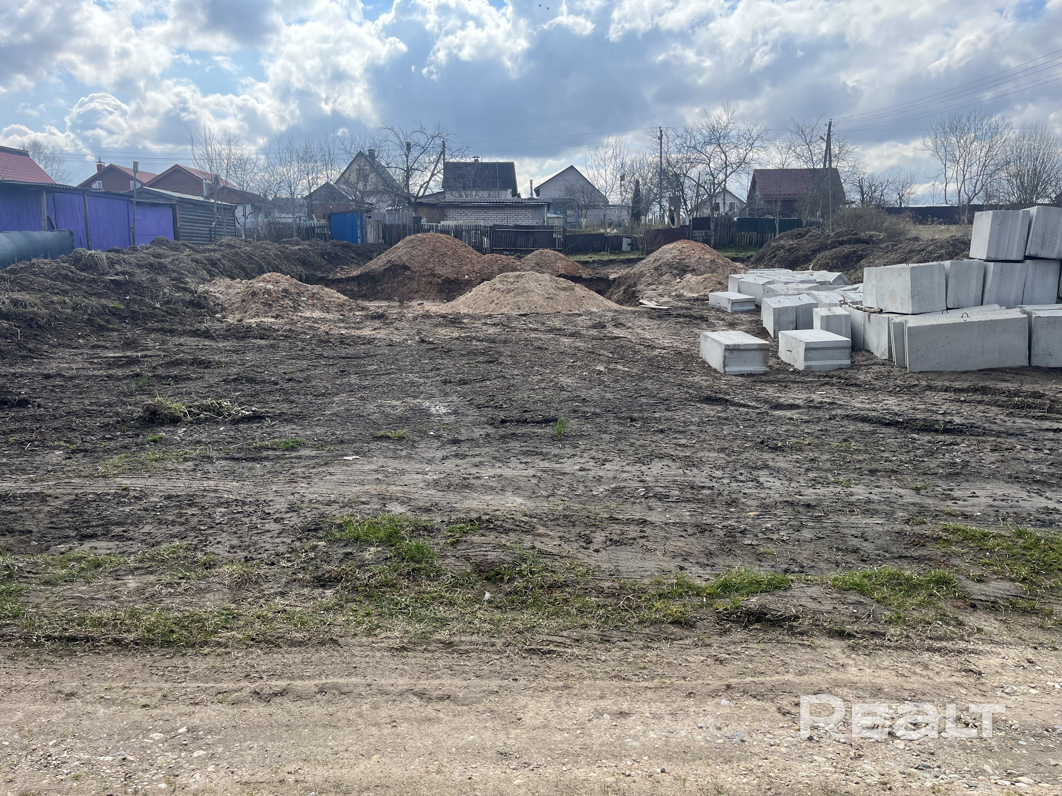 Продам участок в СТ Лукоморье , очень хорошие подъездные пути , широкие улицы , что большая редкость . На участке снят слой плодородной земли , выкопан слой земли для заливки фундамента под плиту гаража , так же куплены блоки ФБС для последующего возведения гаража ( ориентировочная площадь по гаражу 65м2, дом планировался на 120м2 одноэтажный )совмещенным с котельной. Дом планировался строиться в 1.5 уровня. Более подробную информацию расскажу по телефону - Widok 4