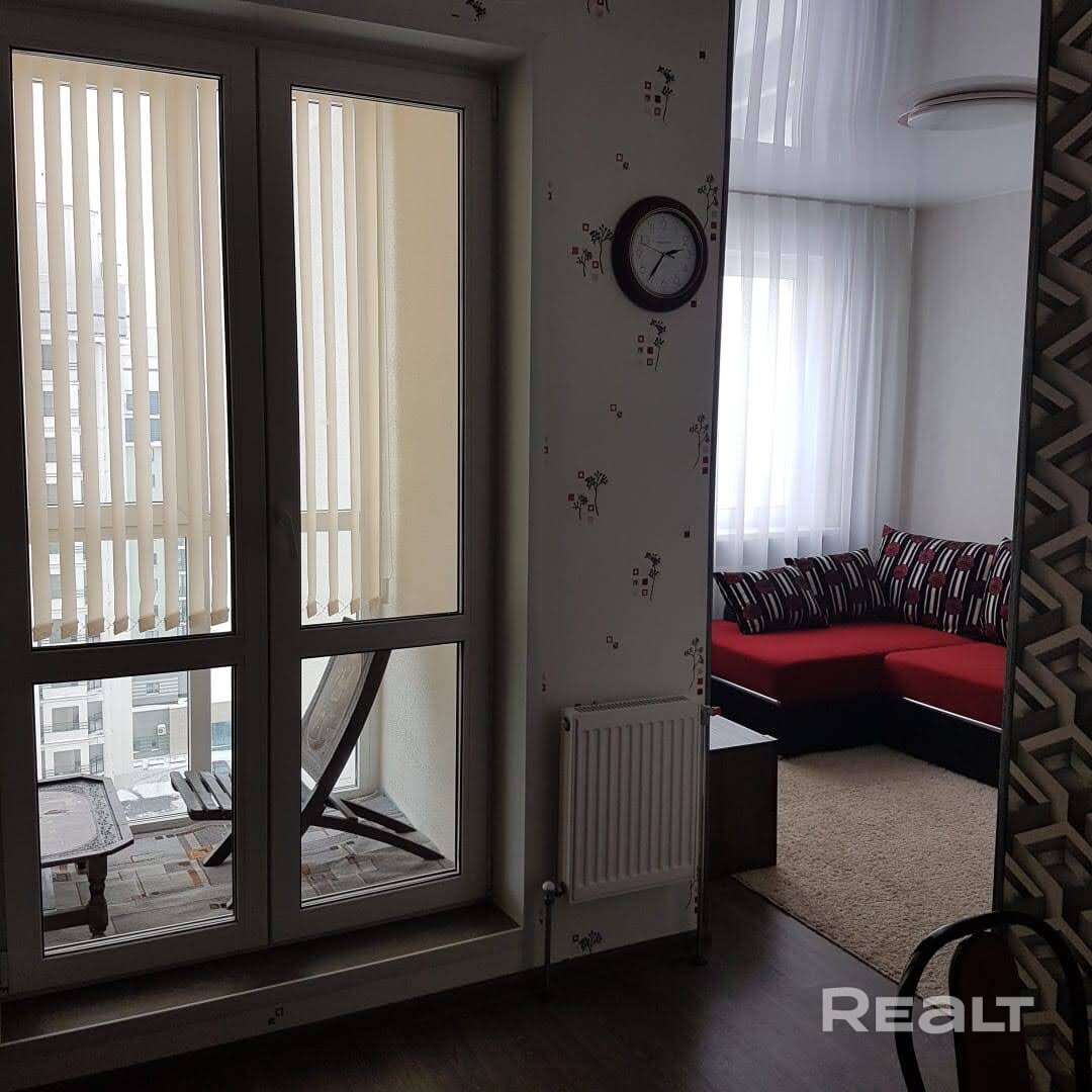 Продаётся евродвушка в востребованном районе города. Выход с подъезда к метро Грушевка". Современный монолитный дом 2017 года постройки с развитой инфраструктурой, в доме расположены мед центр, кофейни, магазины, аптеки, рядом школа, сад, фитнес-центр и многое другое. Двор закрыт шлагбаумом, имеется подземный паркинг. Квартира меблированная, находится на 13 панорамном этаже,готова к проживанию. Продажа от собственника. - Ansicht 3