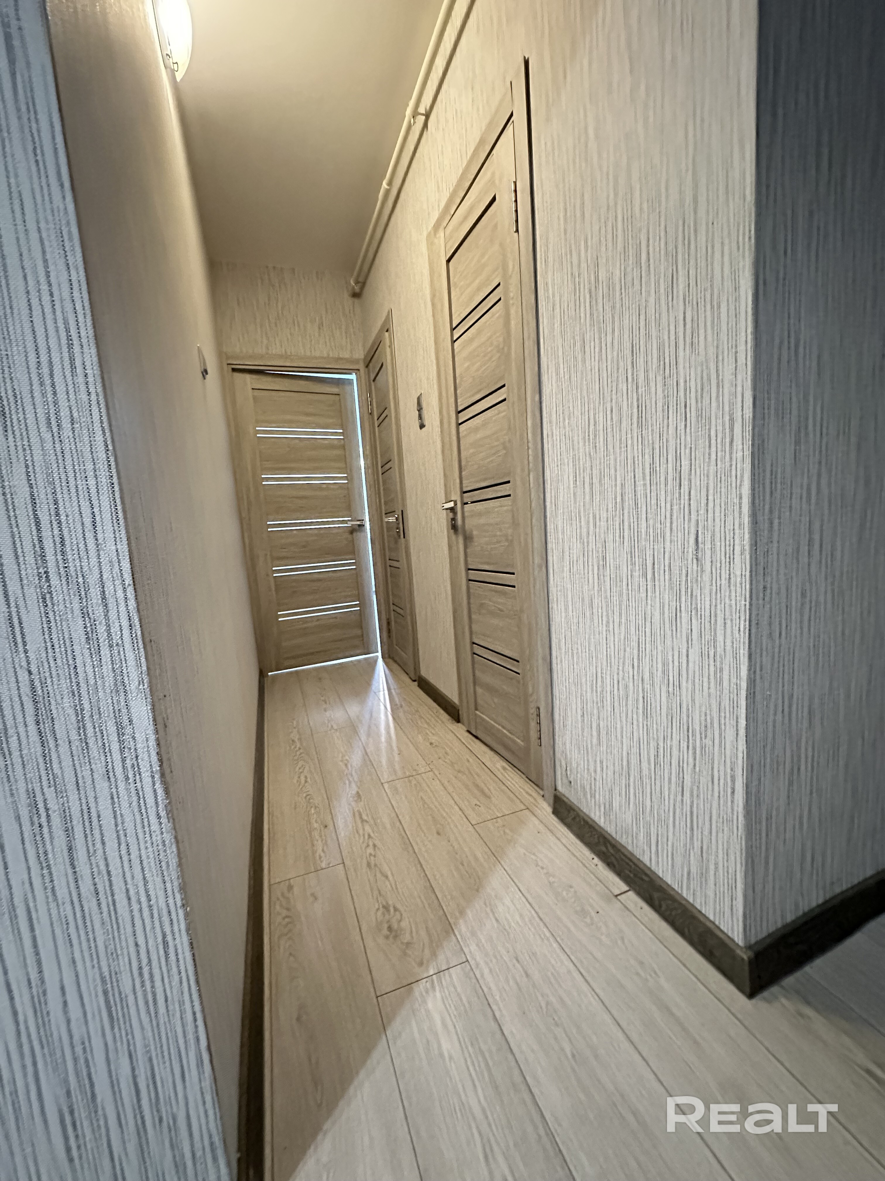 🏡 **2-комнатная квартира с видом на лес и собственным погребом!** Окна на смешанный лес — тишина и свежий воздух прямо у вас дома. Собственный погребок — удобно и практично. Дом ЖСПК, чистые подъезды, ухоженный двор. Закрытая территория со шлагбаумом и много парковочных мест. Комфорт, безопасность и природа рядом — звоните и приходите на просмотр! 🌿📞 - Aanzicht 5