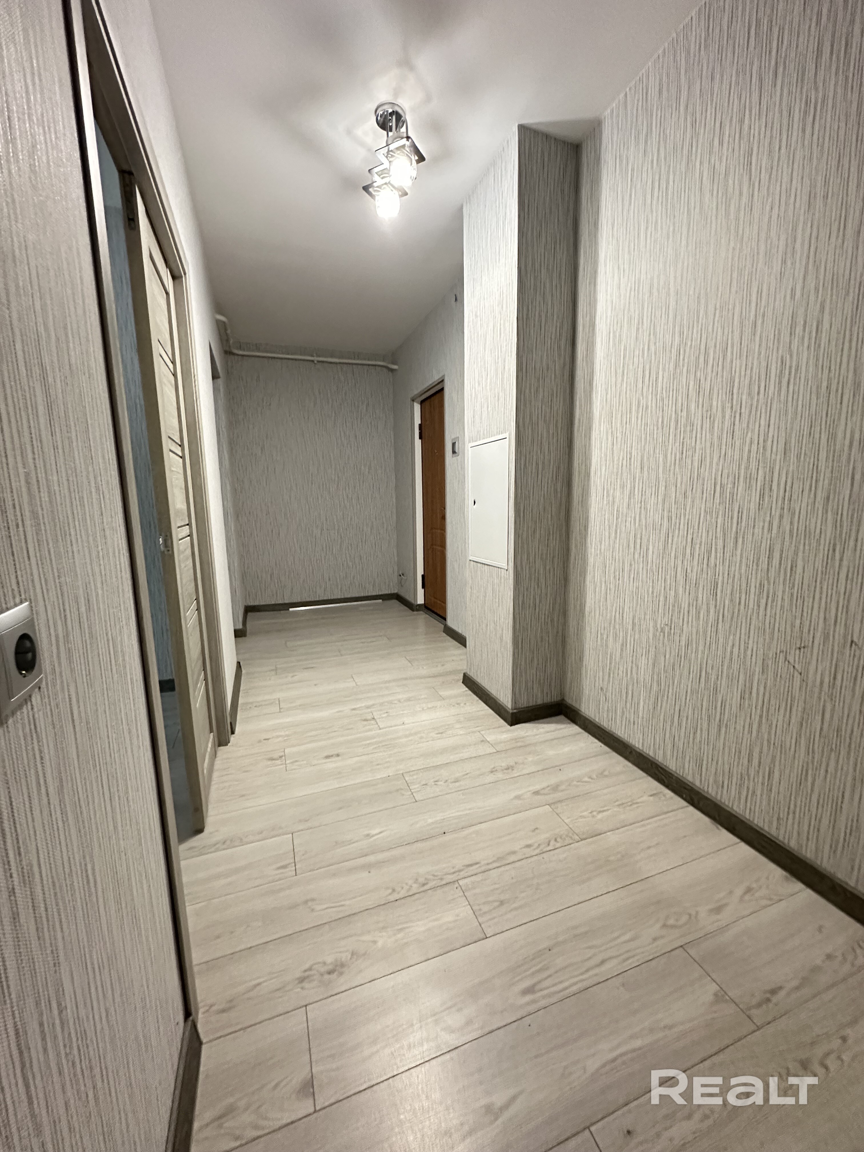 🏡 **2-комнатная квартира с видом на лес и собственным погребом!** Окна на смешанный лес — тишина и свежий воздух прямо у вас дома. Собственный погребок — удобно и практично. Дом ЖСПК, чистые подъезды, ухоженный двор. Закрытая территория со шлагбаумом и много парковочных мест. Комфорт, безопасность и природа рядом — звоните и приходите на просмотр! 🌿📞 - Aanzicht 3