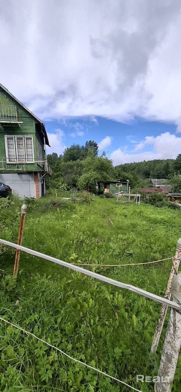 Продаётся дача в СТ Холмогорье рядом со станцией электрички лоси 45 км от МКАД ( Молодечненское направление). Дом сборно-щитовой, общей площадью 80,8 м. Есть большой сухой гараж с погребом. Отопление- печь на первом этаже. Вода на улице. Участок (5.75 соток) огорожен с сеткой . Участок напротив леса с хорошим видом, граничит с соседями только с двух сторон. Вокруг лес с грибами и ягодами, недалеко река Уша. Незаконченный второй этаж (есть стройматериалы-доски для отделки). - Ansicht 4