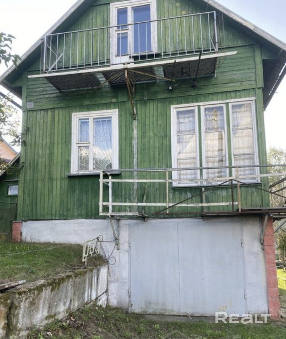Продаётся дача в СТ Холмогорье рядом со станцией электрички лоси 45 км от МКАД ( Молодечненское направление). Дом сборно-щитовой, общей площадью 80,8 м. Есть большой сухой гараж с погребом. Отопление- печь на первом этаже. Вода на улице. Участок (5.75 соток) огорожен с сеткой . Участок напротив леса с хорошим видом, граничит с соседями только с двух сторон. Вокруг лес с грибами и ягодами, недалеко река Уша. Незаконченный второй этаж (есть стройматериалы-доски для отделки). - Ansicht 3