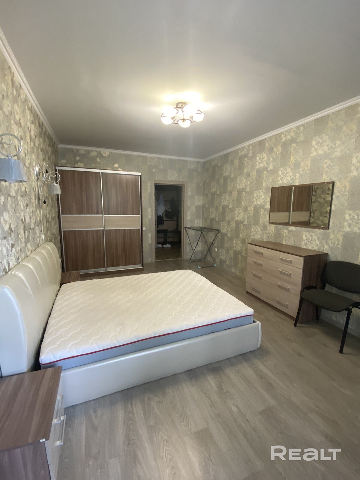 Сдам свою квартиру на длительный срок от 1 года. 90 кв , 2 комнаты жилые. Прописан 1 человек, коммунальные адекватные. Элитный жк со всей инфраструктурой (поликлиники, детские сады, кафе, магазины) Жк КАСКАД. Станция метро Молодежная в 3 минутах от подъезда Можно с детьми , можно иностранцам, а так же можно с воспитанными питомцами. Все вопросы по телефону. - Vista 5