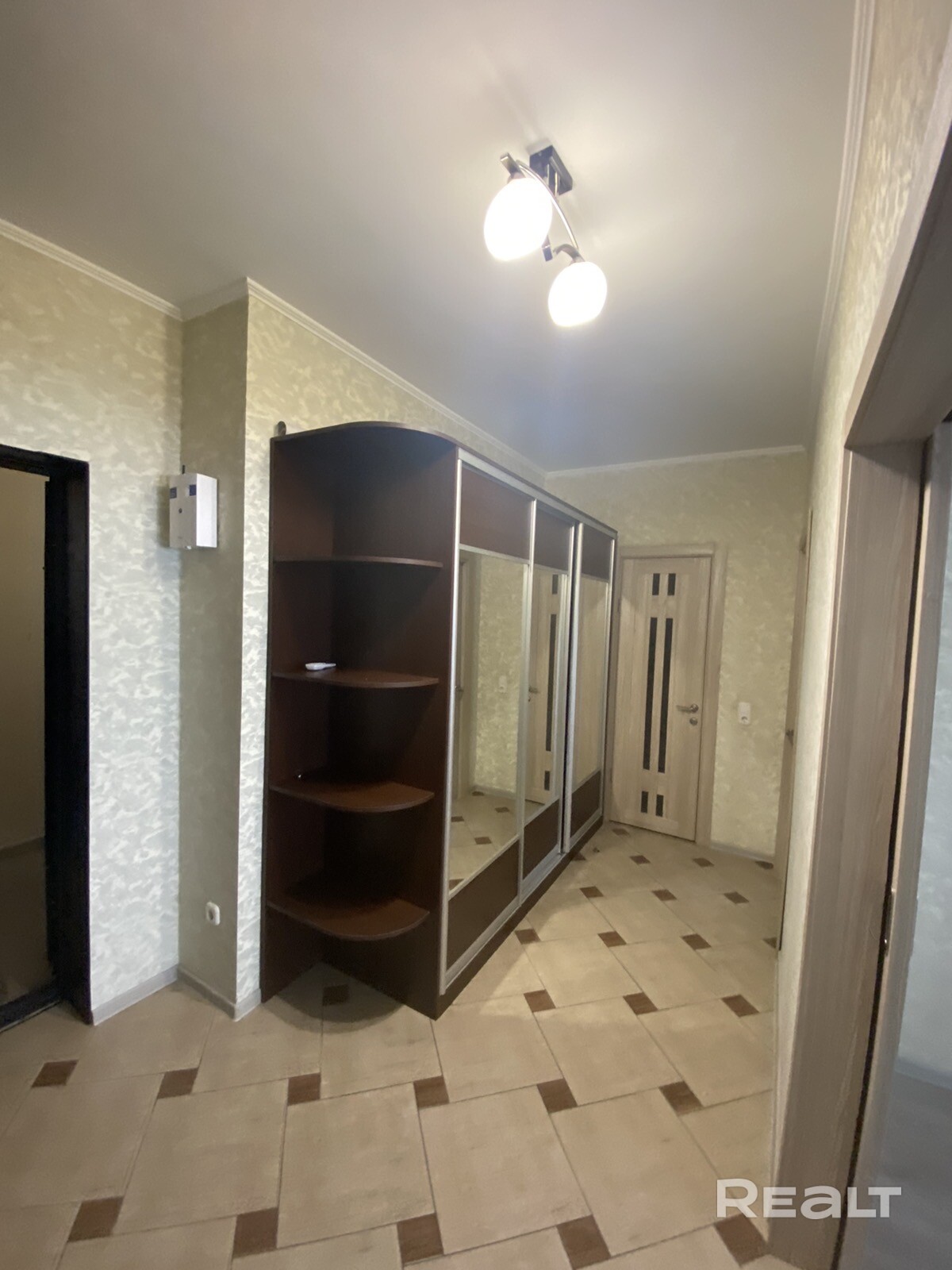 Сдам свою квартиру на длительный срок от 1 года. 90 кв , 2 комнаты жилые. Прописан 1 человек, коммунальные адекватные. Элитный жк со всей инфраструктурой (поликлиники, детские сады, кафе, магазины) Жк КАСКАД. Станция метро Молодежная в 3 минутах от подъезда Можно с детьми , можно иностранцам, а так же можно с воспитанными питомцами. Все вопросы по телефону. - Vista 3