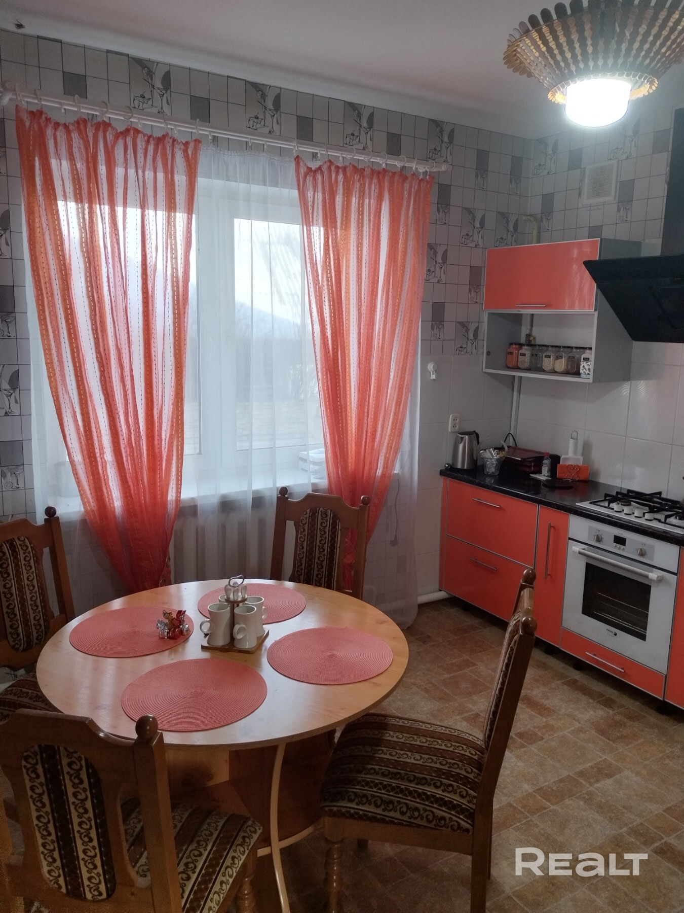 Добро пожаловать в мир комфорта и уюта! В продаже замечательный, величественный, просторный, современный дом в отличной и востребованной локации города Дзержинска. Дом для большой и дружной семьи всегда наполнен естественным светом, теплом и душевностью. Статный, с рациональной планировкой, высокими потолками дом подарит гармонию и счастливое времяпровождение новым владельцам. Техническая составляющая дома соответствует всем требованиям и стандартам современного строительства! - Mehr