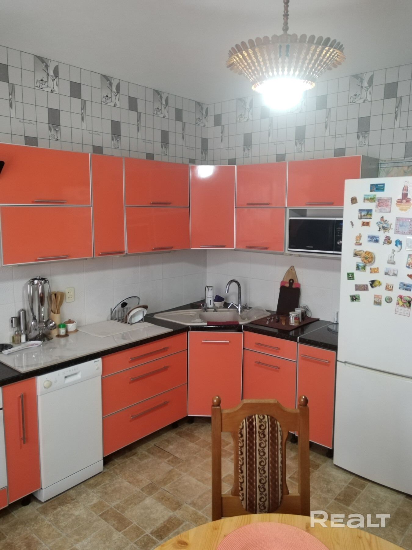 Добро пожаловать в мир комфорта и уюта! В продаже замечательный, величественный, просторный, современный дом в отличной и востребованной локации города Дзержинска. Дом для большой и дружной семьи всегда наполнен естественным светом, теплом и душевностью. Статный, с рациональной планировкой, высокими потолками дом подарит гармонию и счастливое времяпровождение новым владельцам. Техническая составляющая дома соответствует всем требованиям и стандартам современного строительства! - Ansicht 6