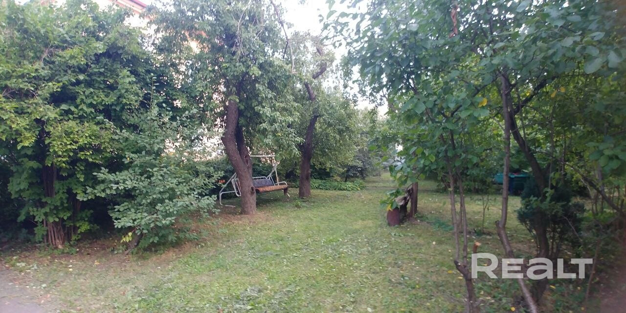 Продаётся 3-комнатная квартира в двухэтажном кирпичном доме в центре Минска, рядом с площадью Победы. Всего в доме 4 квартиры. Расположение: 3 минуты до площади Победы, 2 минуты до парка Горького. Свой огороженный двор и парковка на 2 машины. Параметры: 66 м², потолки 3 м, кирпичные стены. Большая застекленная лоджия. В подвале — ещё 15 м2. Редкий формат: почти частный дом в центре. - Ansicht 5