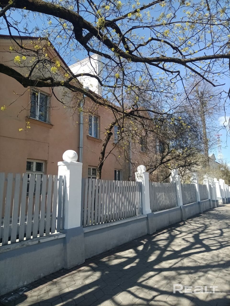 Продаётся 3-комнатная квартира в двухэтажном кирпичном доме в центре Минска, рядом с площадью Победы. Всего в доме 4 квартиры. Расположение: 3 минуты до площади Победы, 2 минуты до парка Горького. Свой огороженный двор и парковка на 2 машины. Параметры: 66 м², потолки 3 м, кирпичные стены. Большая застекленная лоджия. В подвале — ещё 15 м2. Редкий формат: почти частный дом в центре. - Ansicht 3