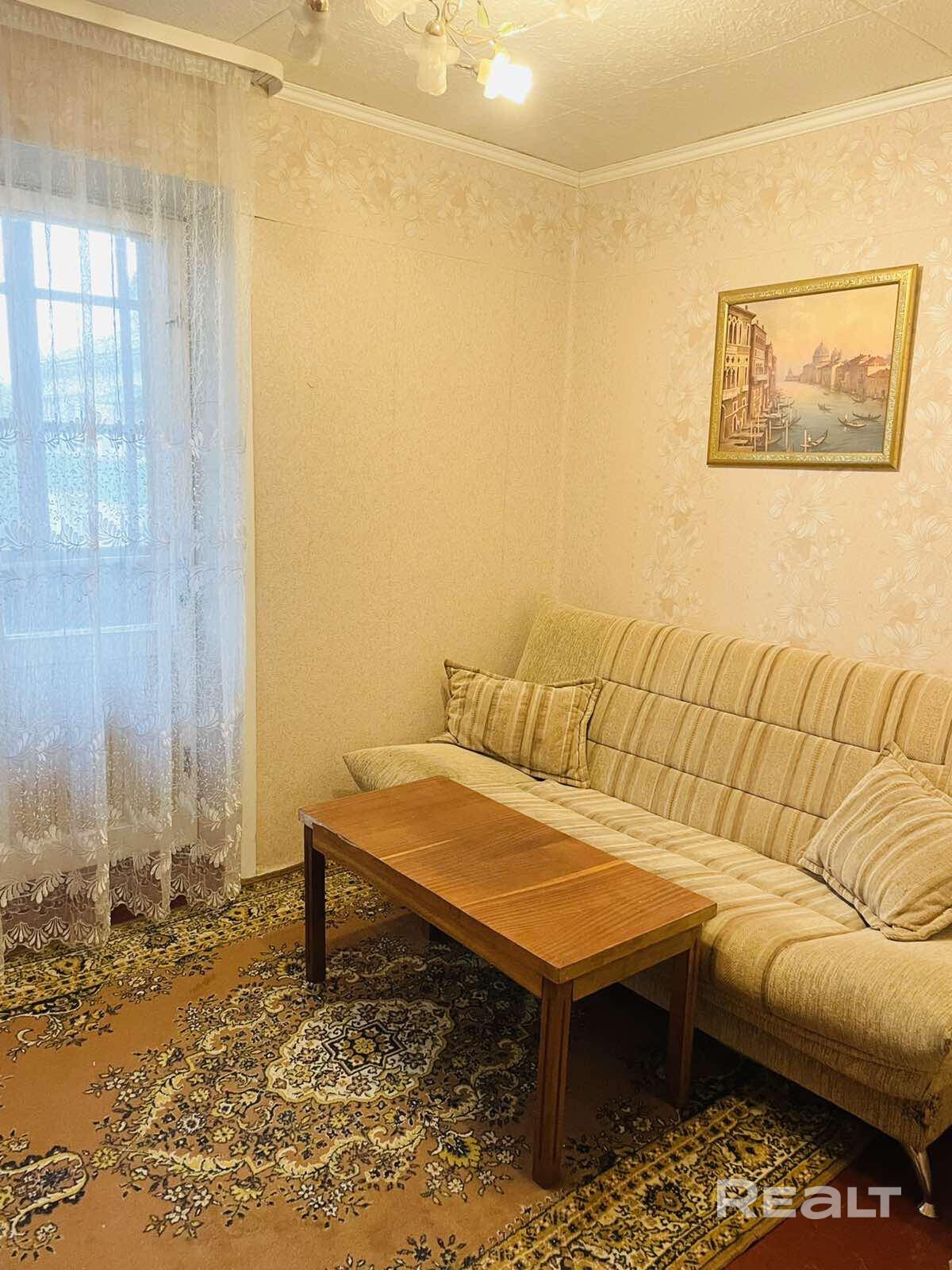 Продается однокомнатная квартира на ул. Волгоградская, 53. 5 этаж. Квартира для сдачи и удобного проживания. В квартире стеклопакет на кухне, потолок отделан вагонкой. В комнате балконный блок, стоит шкаф-купе двухсторонний, который делит комнату на две зоны. Балкон застеклён. Квартира находится в районе, где ходит различный транспорт : трамвай, автобус. Возможен обмен на однокомнатную квартиру на 1 этаже. Риелтеров просьба не беспокоить – pohled 3