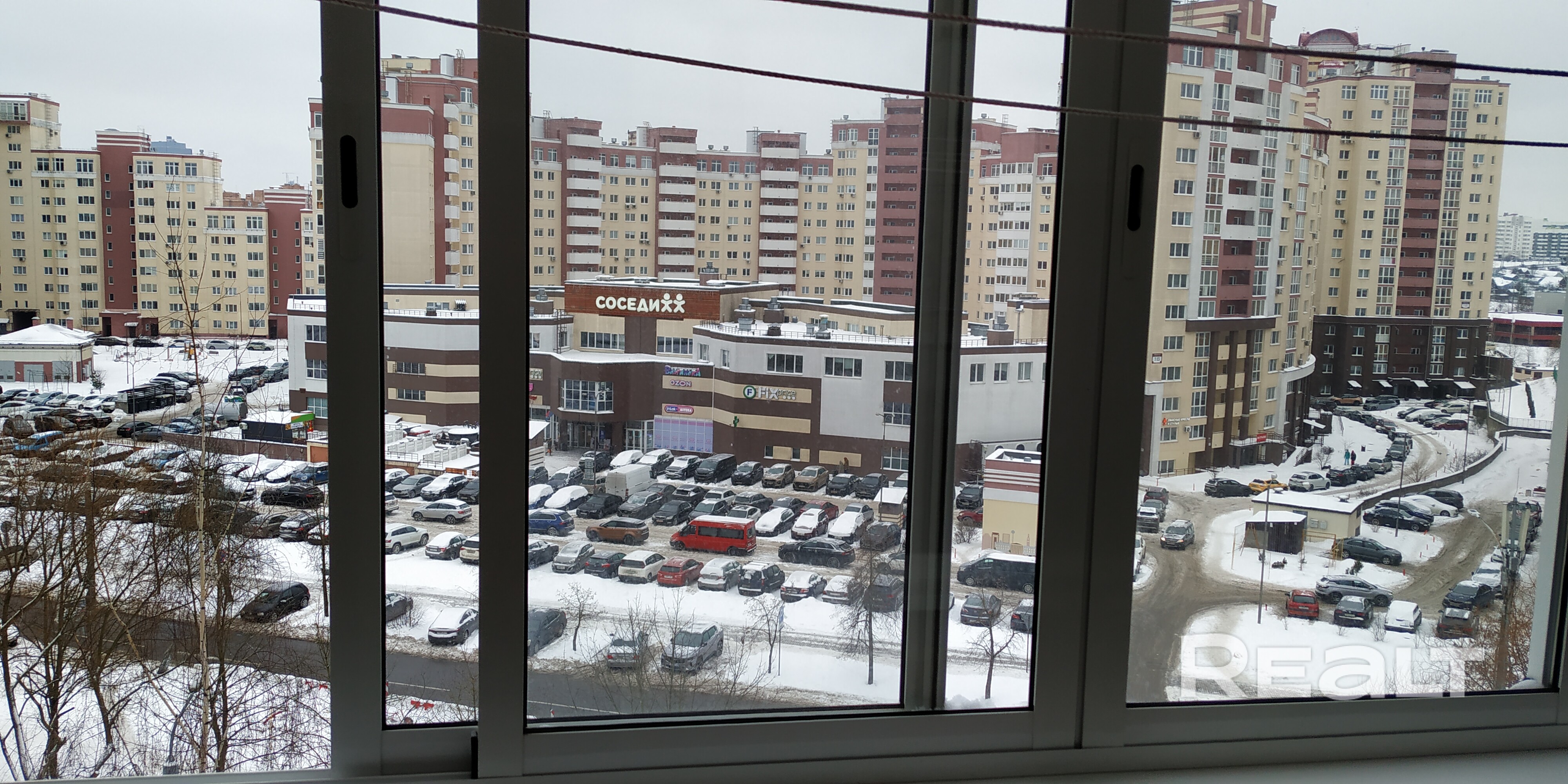 Предлагается чистая, уютная 1-комнатная квартира в развитом микрорайоне. В 5 минутах ходьбы от метро, рядом остановки общественного транспорта. Из удобств: стиральная машина, холодильник, стабильный интернет. Есть мебель. Инфраструктура: круглосуточные магазины, банк, почтовое отделение, аптеки – всё в пешей доступности, а также пункты выдачи Ozon и Wildberries. Аренда с заключением официального договора. Все вопросы обсуждаются и решаются. Жильцам не мешаю. – pohled 6