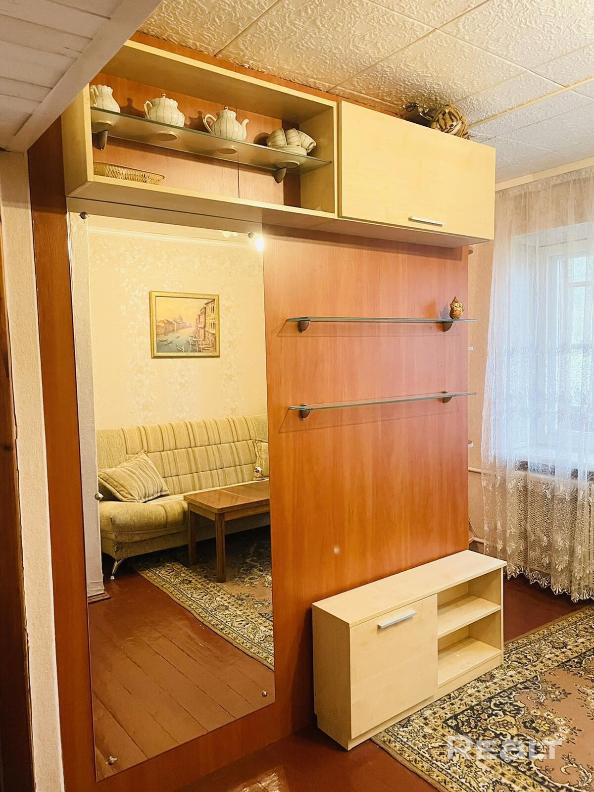 Продается однокомнатная квартира на ул. Волгоградская, 53. 5 этаж. Квартира для сдачи и удобного проживания. В квартире стеклопакет на кухне, потолок отделан вагонкой. В комнате балконный блок, стоит шкаф-купе двухсторонний, который делит комнату на две зоны. Балкон застеклён. Квартира находится в районе, где ходит различный транспорт : трамвай, автобус. Возможен обмен на однокомнатную квартиру на 1 этаже. Риелтеров просьба не беспокоить – pohled 6