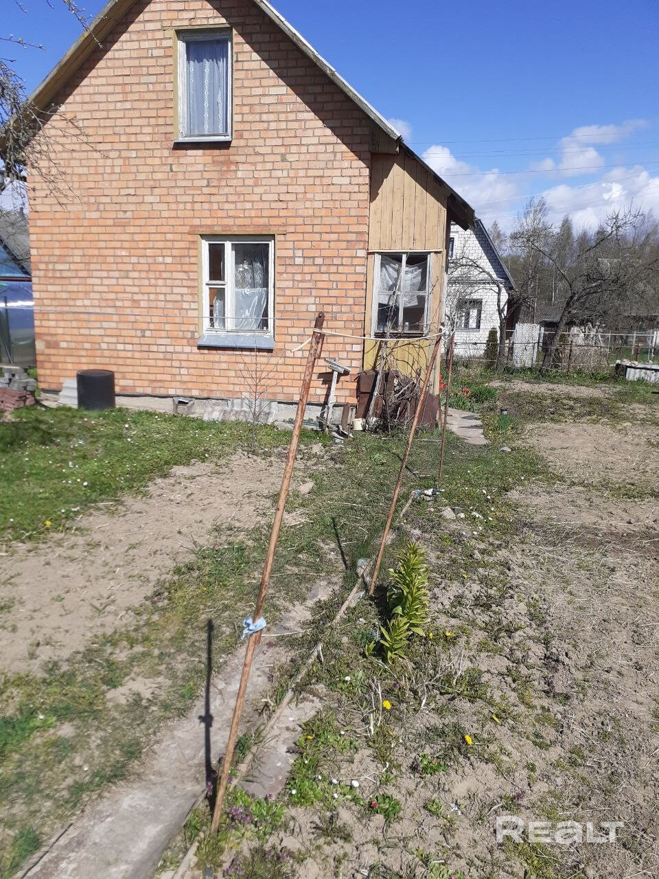 Продается уютный кирпичный дом в садовом товариществе «Уша Плюс», всего в получасе минутах езды от Минска. Двухэтажный дом: кухня + две комнаты на первом этаже, большая комната + кладовая на втором. Отопление — печное. Вода — сезонная, заведена в дом, холодная вода. Душ и туалет на улице. К дому пристроена небольшая веранда. Участок в частной собственности с огородом и теплицей. Хорошие соседи. В садовом товариществе есть продуктовый магазин и остановка маршрутки до Минска - Pamja 5