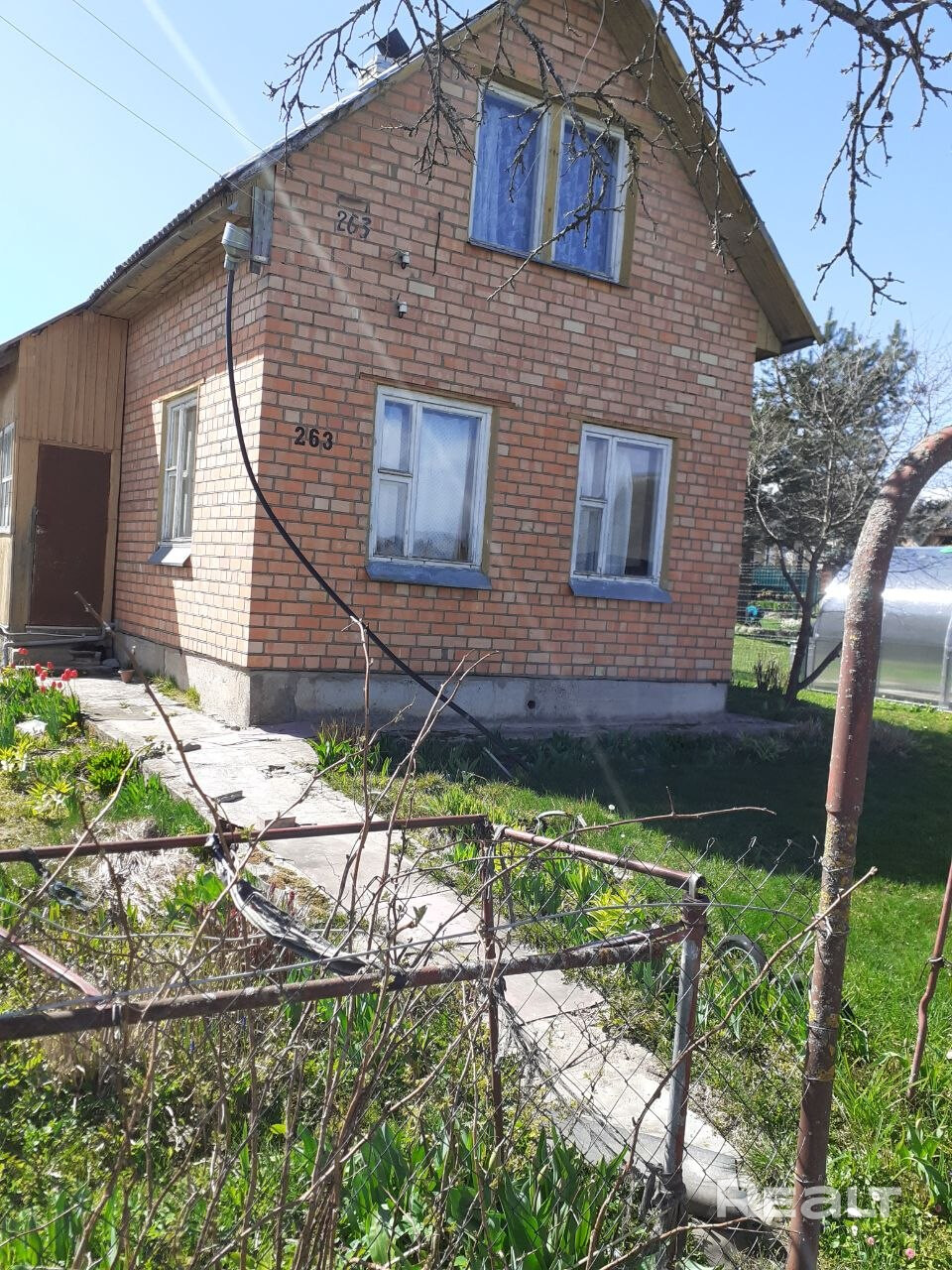 Продается уютный кирпичный дом в садовом товариществе «Уша Плюс», всего в получасе минутах езды от Минска. Двухэтажный дом: кухня + две комнаты на первом этаже, большая комната + кладовая на втором. Отопление — печное. Вода — сезонная, заведена в дом, холодная вода. Душ и туалет на улице. К дому пристроена небольшая веранда. Участок в частной собственности с огородом и теплицей. Хорошие соседи. В садовом товариществе есть продуктовый магазин и остановка маршрутки до Минска - Pamja 6