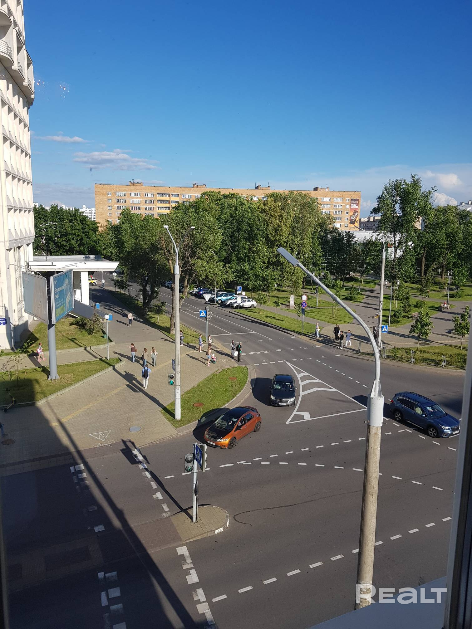 Сдается в длительную аренду 1-комн.квартира в центре Минска по ул.Танка, 2, сталинка, 4 этаж (без лифта). Есть необходимые для проживания мебель, техника, предметы быта. БЕЗ домашних животных! Не агентство. Квартира в 1 мин. ходьбы от ст.м.Фрунзенская. Рядом поликлиники, детсад, школа, гимназия, к/театр, с/маркет Соседи, ТЦ Корона, Галерея, р-ны МакДональдс, Лидо, ТД На Немиге. При заселении - оплата за 1-й мес.+ залог для расчетов при выселении, далее - помесячно + возмещ-е-коммун.пл-жей ~100р. - Ansicht 3