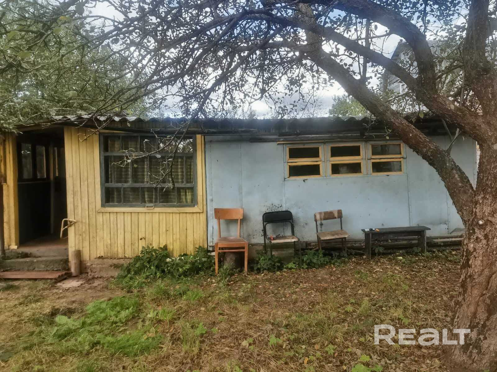 Продаёт дачный участок в садовом товариществе Здоровье - 32 с кунгом. Товарищество находится в 60 км от Минска. Рядом находится станция Блужа где идут электрички до Осипович и Тальки, 2 остановки от Марьиной Горки. До станции от товарищества 15 минут пешком. Участок огорожен сеткой рябицей, калитка с замком. На участке есть утепленный железный кунг с пристройкой. В кунге установлена печка. На участке имеется фундамент под дом примерно 5 на 6 метров. Вода сезонная. На соседней улице колодец. - Ansicht 3