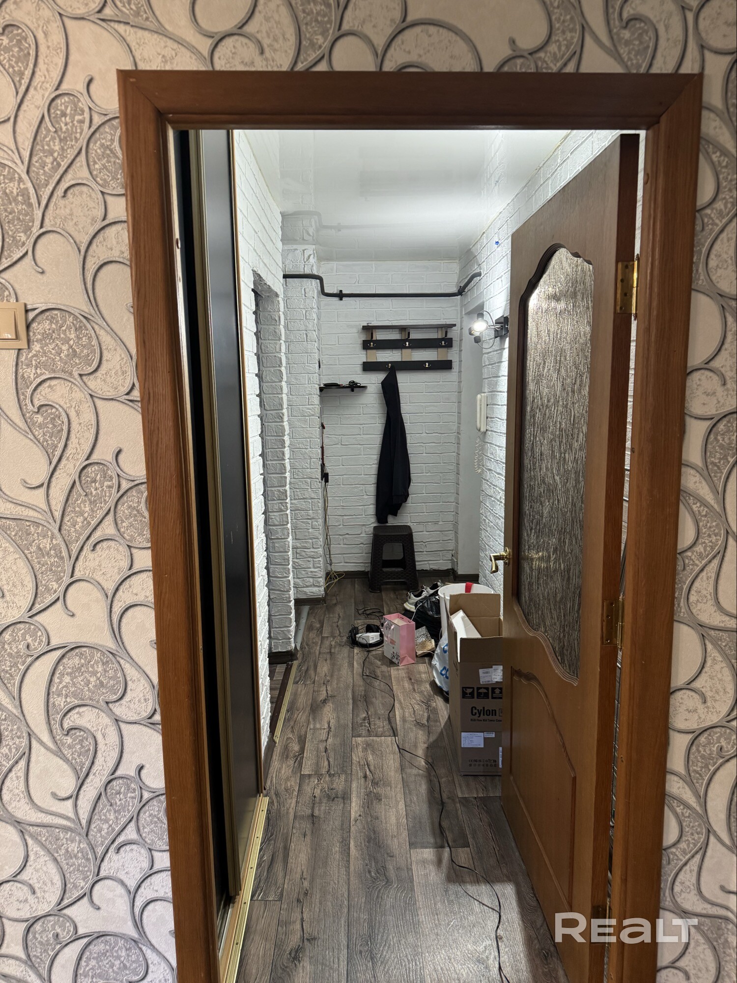 Продается квартира в 5 минутах от метро Тракторный завод. Находится на 1/5 этаже (окна находятся высоко, никто подглядывать не будет). Ремонт нормальный, заехал и живи. В квартире остается всё кроме кровати (диван, стиралка, телевизор, свч печь, холодильник и остальная мебель, которую видно на фото). В шаговой доступности несколько магазинов, взрослая и новая детская поликлиника, детский сад, школа, хороший парк, СОК «Трактор». Рядом ходят все виды транспорта. Звоните! Рассмотрю торг - Ansicht 4
