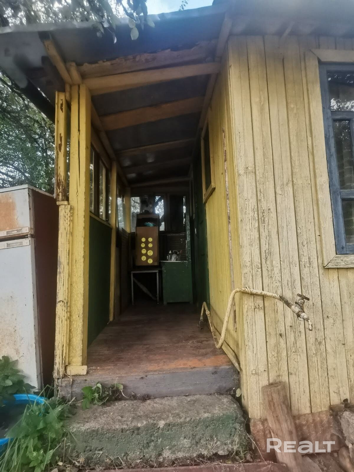 Продаёт дачный участок в садовом товариществе Здоровье - 32 с кунгом. Товарищество находится в 60 км от Минска. Рядом находится станция Блужа где идут электрички до Осипович и Тальки, 2 остановки от Марьиной Горки. До станции от товарищества 15 минут пешком. Участок огорожен сеткой рябицей, калитка с замком. На участке есть утепленный железный кунг с пристройкой. В кунге установлена печка. На участке имеется фундамент под дом примерно 5 на 6 метров. Вода сезонная. На соседней улице колодец. - Ansicht 4