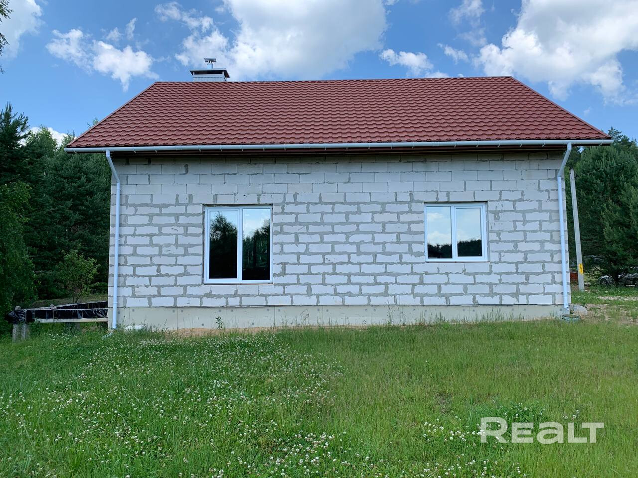 Уютный двухэтажный дом, введен в эксплуатацию как одноэтажный. Расположен в коттеджном поселке казельщина тихом лесу. Вокруг из соседей всего 6 домов. Большой участок 16 соток с возможностью увеличения до 25 соток. Дом 11м х 10м с пластиковыми окнами и крышей из металлочерепицы. Есть возможность сделать полноценную террасу (заложен фундамент). Электричество проведено. Имеются закладные труб для сантехники и водоснабжения. Оштукатурены стены. ВОЗМОЖЕН ОБМЕН. - Widok 5