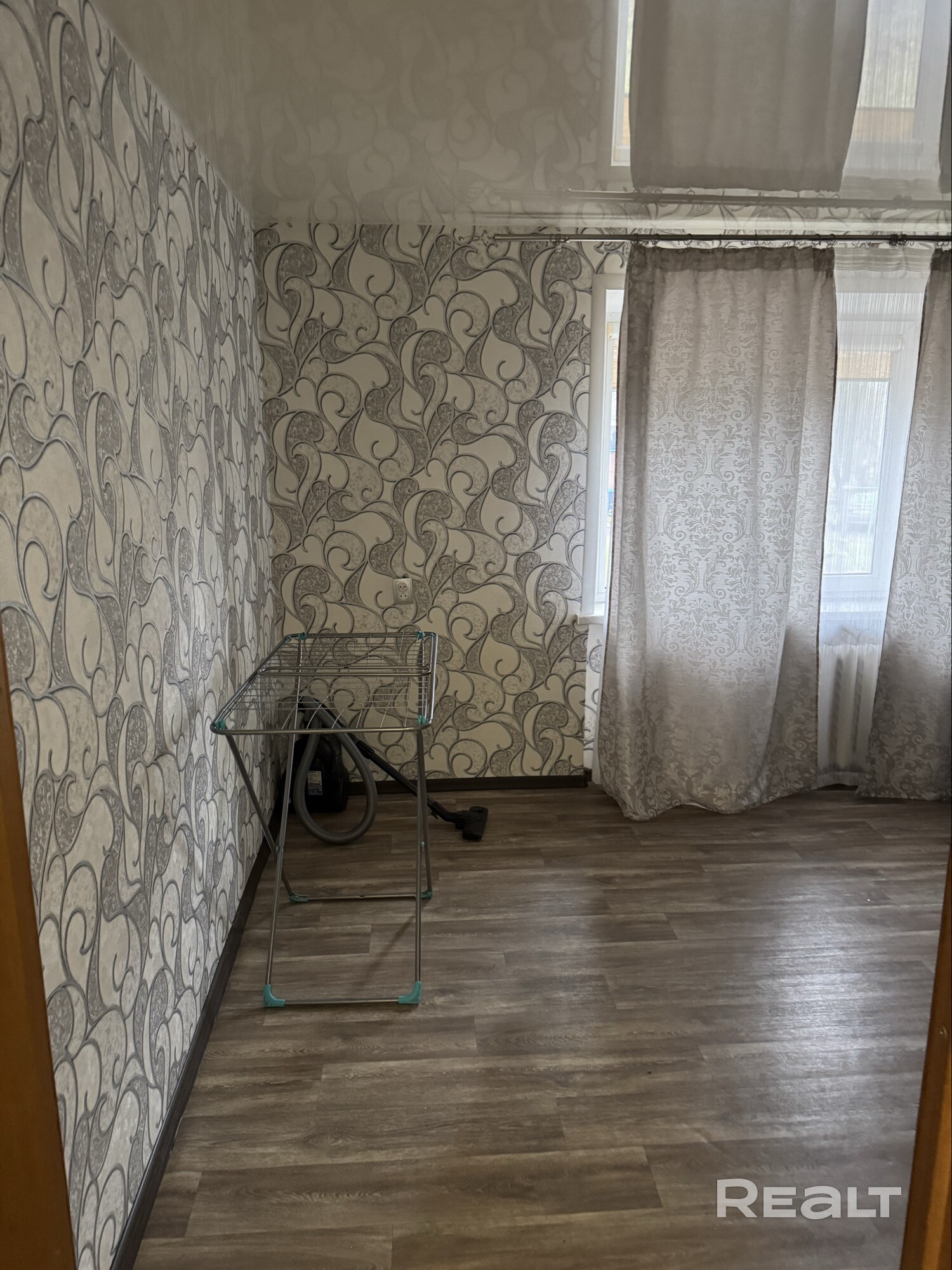 Продается квартира в 5 минутах от метро Тракторный завод. Находится на 1/5 этаже (окна находятся высоко, никто подглядывать не будет). Ремонт нормальный, заехал и живи. В квартире остается всё кроме кровати (диван, стиралка, телевизор, свч печь, холодильник и остальная мебель, которую видно на фото). В шаговой доступности несколько магазинов, взрослая и новая детская поликлиника, детский сад, школа, хороший парк, СОК «Трактор». Рядом ходят все виды транспорта. Звоните! Рассмотрю торг - Ansicht 3