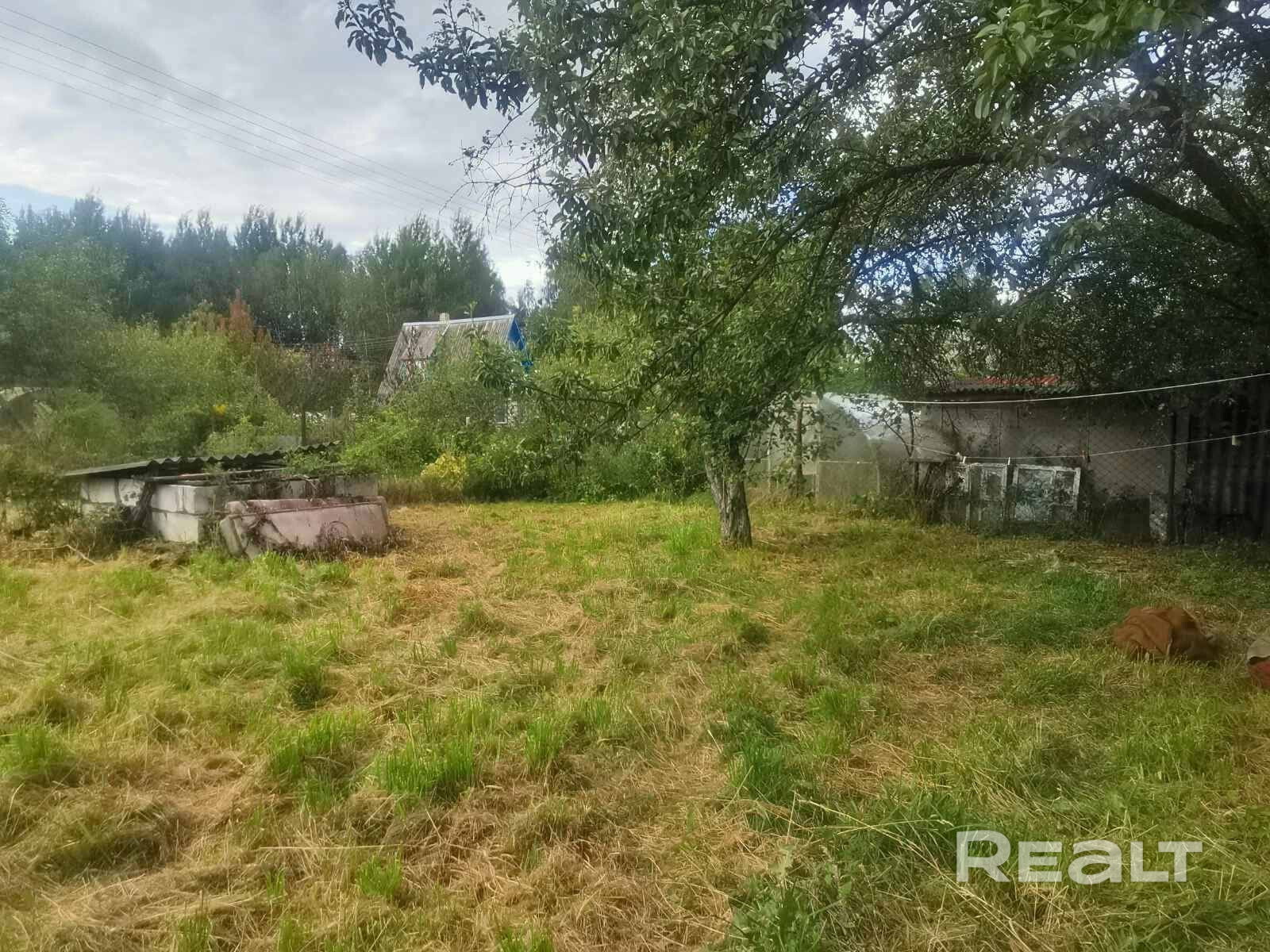 Продаёт дачный участок в садовом товариществе Здоровье - 32 с кунгом. Товарищество находится в 60 км от Минска. Рядом находится станция Блужа где идут электрички до Осипович и Тальки, 2 остановки от Марьиной Горки. До станции от товарищества 15 минут пешком. Участок огорожен сеткой рябицей, калитка с замком. На участке есть утепленный железный кунг с пристройкой. В кунге установлена печка. На участке имеется фундамент под дом примерно 5 на 6 метров. Вода сезонная. На соседней улице колодец. - Mehr