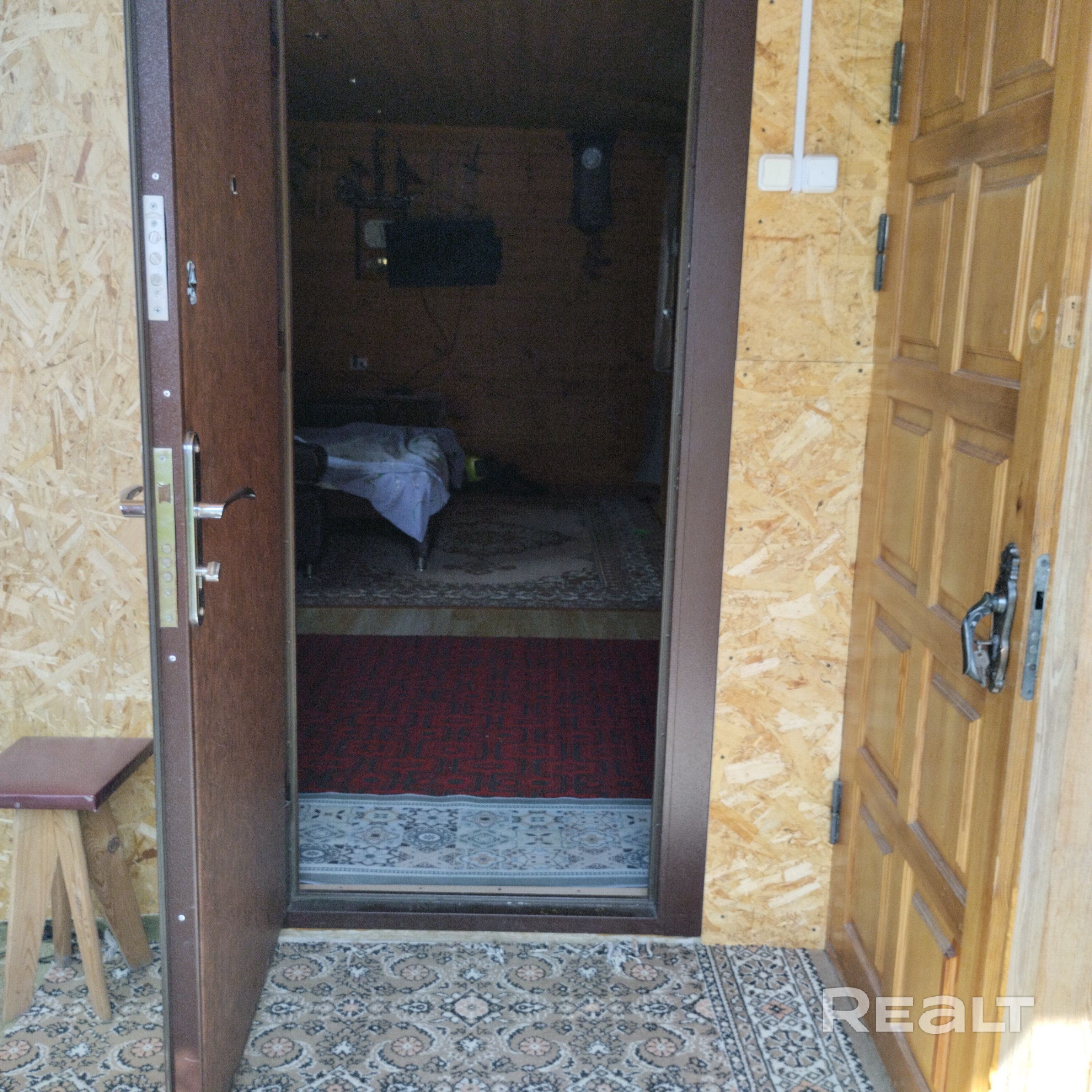 На участке в 6соток имеется двухэтажный дом с удобствами (унитаз, водоснабжение, кондиционер, спутниковое ТВ Триколор), беседка на 12-15 мест (в зависимости от индивидуальных параметров гостей), качели на 3 объемные попы, место для мангала и стол к мангальной зоне, деревянная баня со столом и лавкой на 4-ых, моечной и парильной зоной; сарай для всякой всячины и дров, гараж для инструментов, уличный туалет. - Widok 6