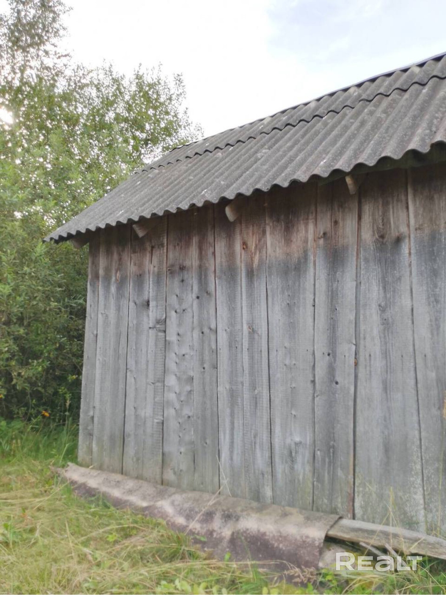 Земельный участок в садовом товариществе, есть скважина, столб электричества возле участка, хоз постройка на участке, две яблони. Рядом лес, река. – pohled 6