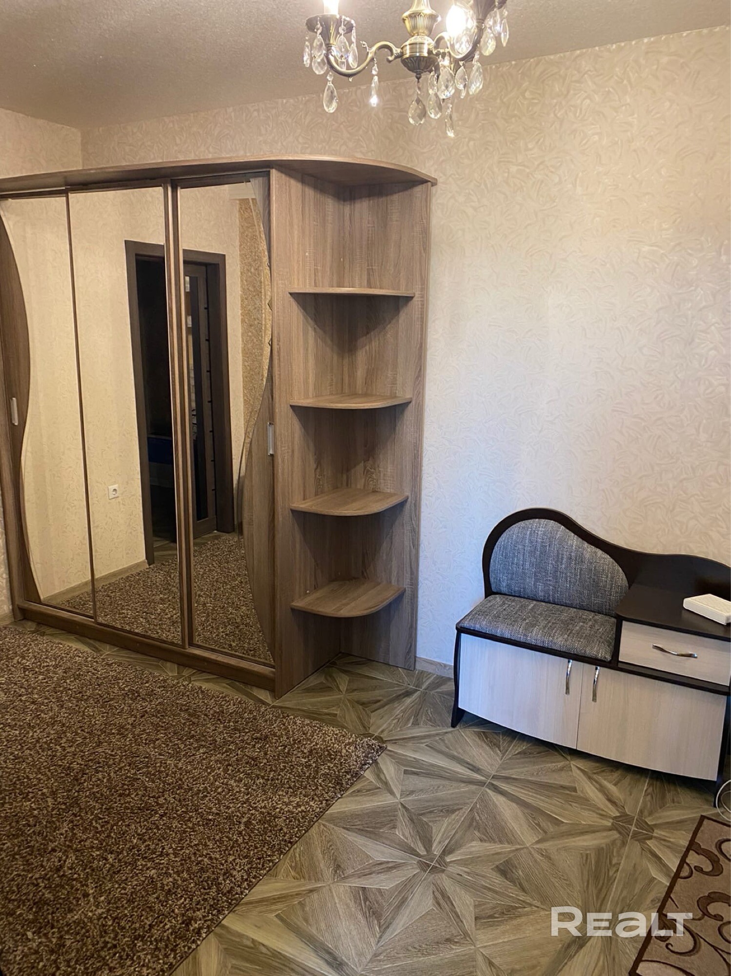 Продается просторная 1-к. квартира на ул. Налибокская, 14! 7/9 этаж. Площадь 47.1 кв.м, большая комната — 22.6 кв.м. В квартире выполнен качественный ремонт. Просторная кухня (10.2 кв.м) с выходом на балкон и современным гарнитуром. В прихожей оборудована полноценная гардеробная комната плюс есть шкаф-купе. Дом с закрытой территорией, въезд через шлагбаум. Развитый район: рядом ТЦ «Квадро», «Караван», Green, школы и сады. До метро «Каменная Горка» 3 остановки. Чистая продажа. Звоните! - Altro