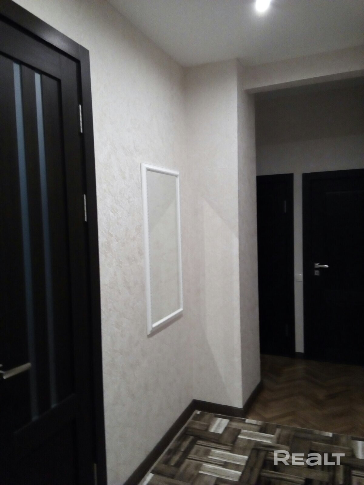 Квартира около метро Площадь Победы (2 минуты), с балконом. Сделан ремонт. Есть все для проживания: двухспальная кровать с ортопедическим матрасом, шкаф комод, стол для работы, телевизор со смарт ТВ+ zala, стиральная машина , холодильник, сушка для белья, пылесос, кондиционер и др. Рядом парк, сквер, набережная. Через дорогу магазины, банки, кафе . Сдается ОДНОМУ человеку или ПАРЕ с заключением договора аренды. Есть прописанный. Аренда + ком. платежи+ залог. В субаренду не сдается. Собственник - Ansicht 6