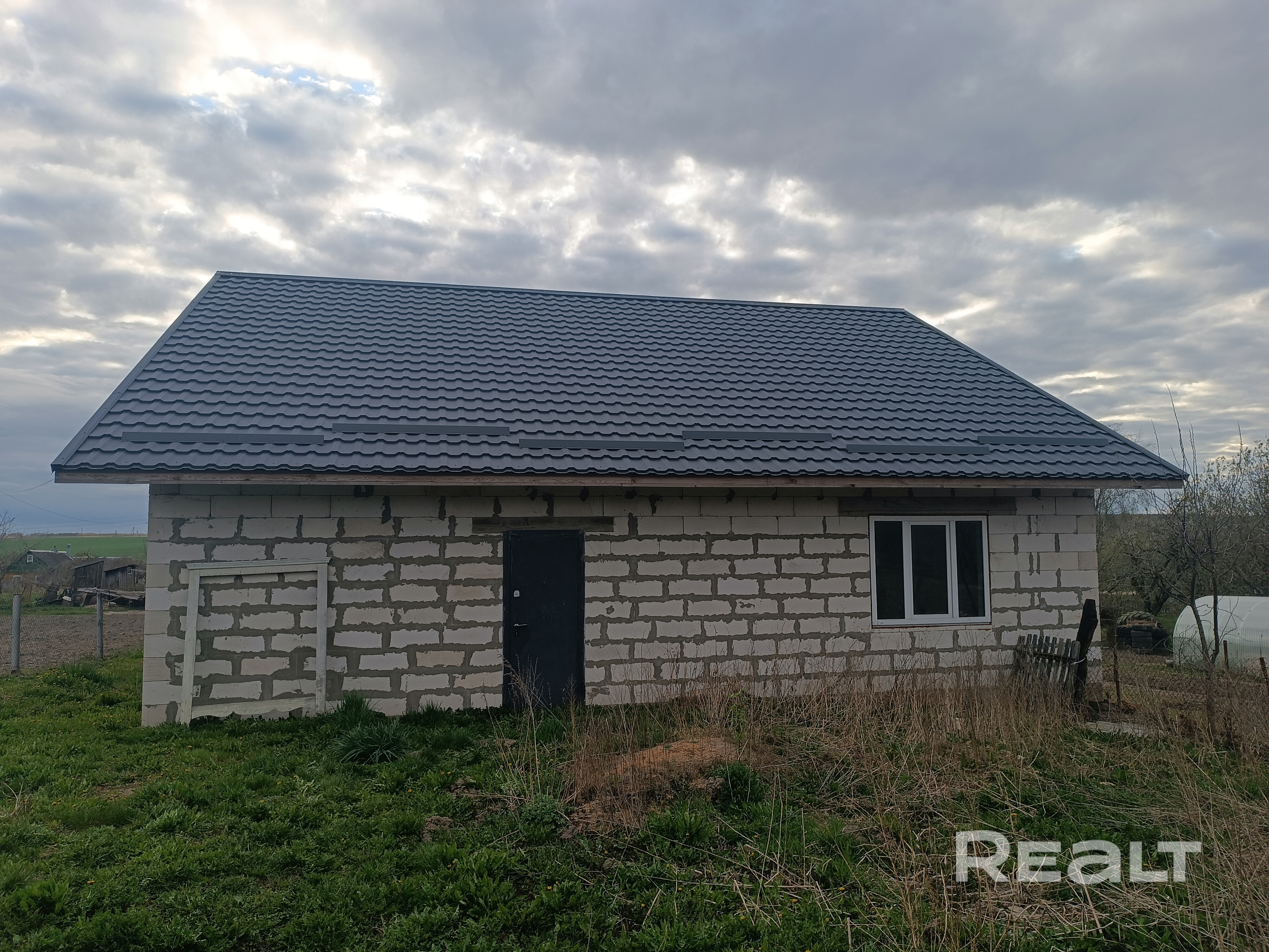 Продается дом в г.п. Городея, ул 17 Сентября 16. Площадь дома 100м.кв, площадь участка 25 соток. В доме была произведена полная замена крыши и накрыта металочерепицей, заменены окна на стеклопакеты. Дом требует внутренних работ.На участке имеется колодец. Также на участке растут яблони, вишни. Хорошее месторасположение дома. Дом расположен на возвышенности. - Ansicht 4